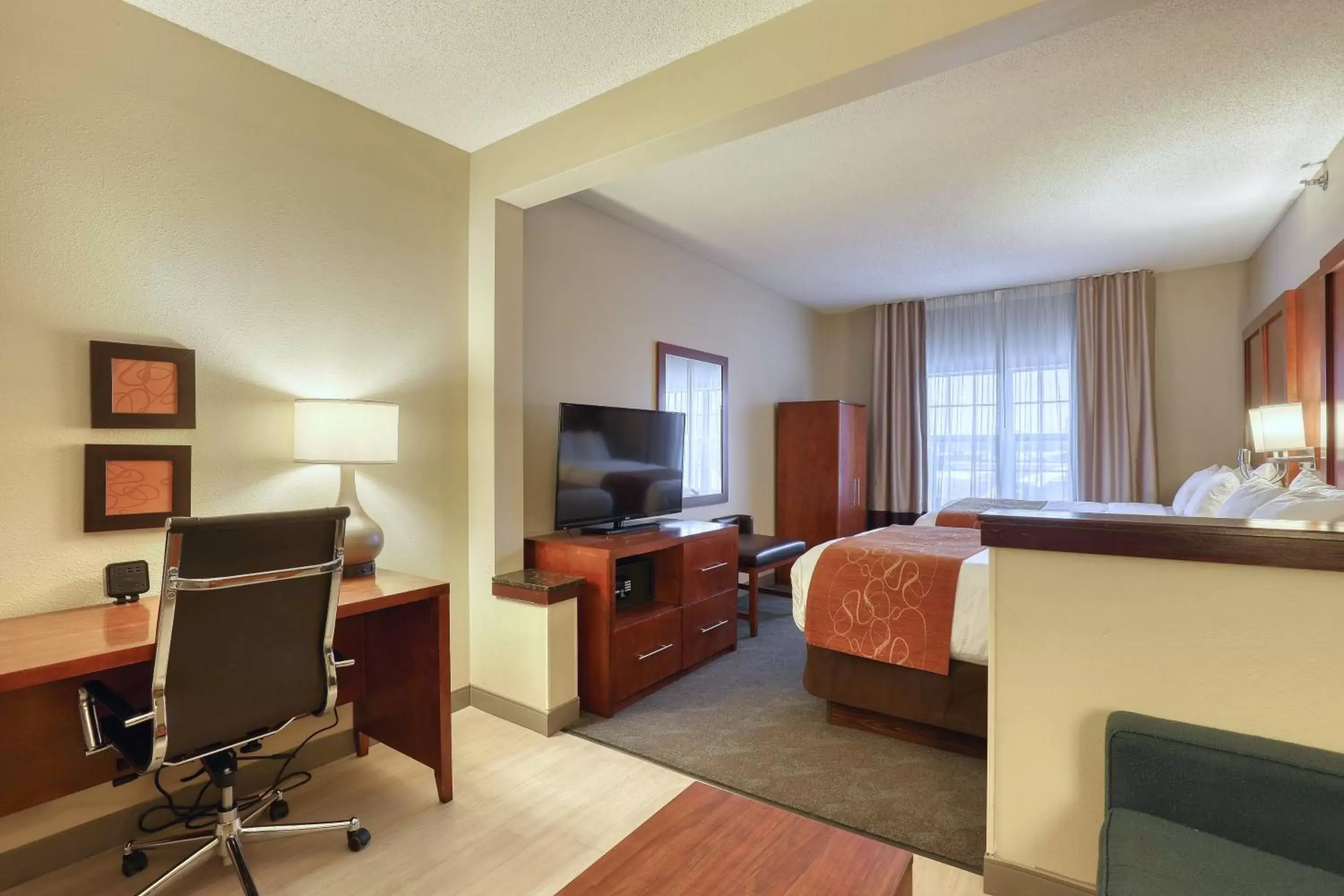 TV/Entertainment Center in Comfort Suites Appleton Airport