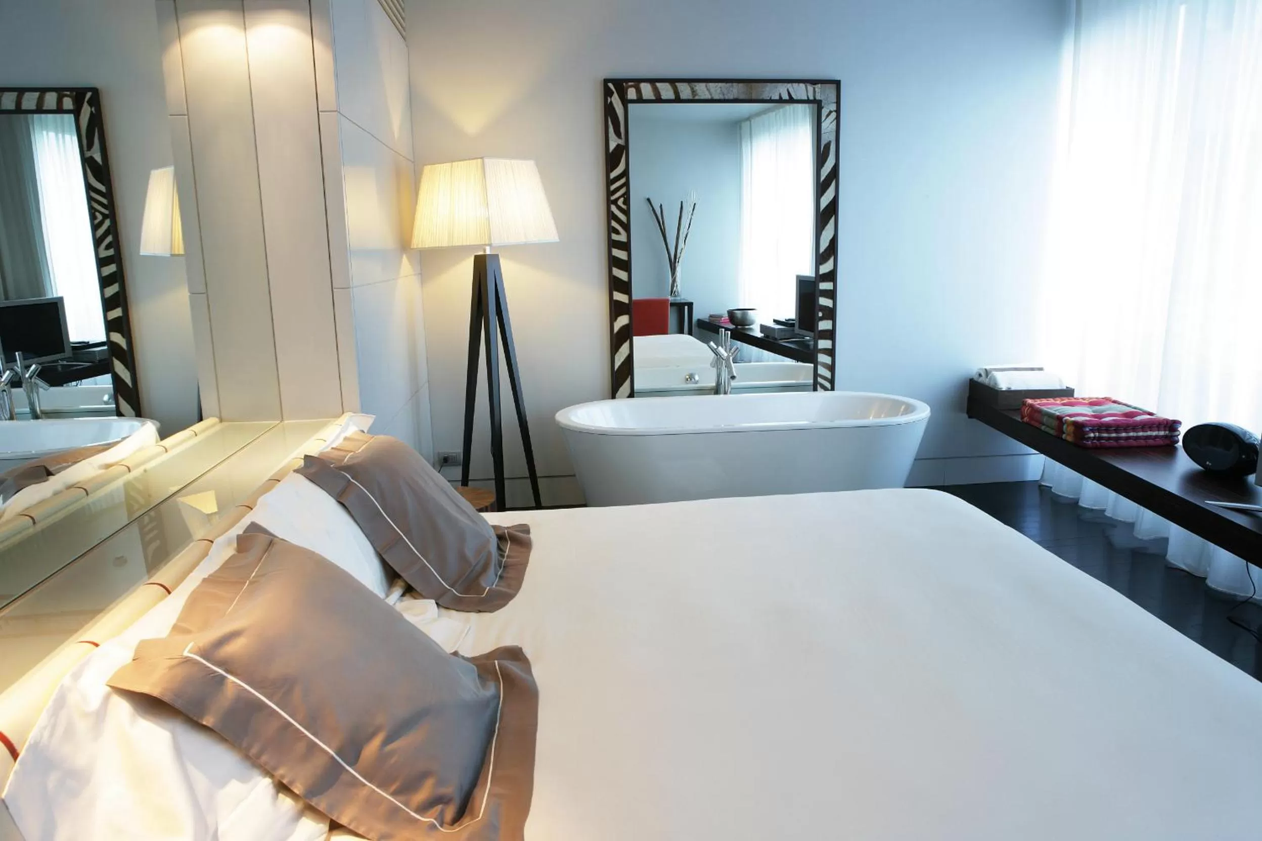 Bedroom, Bed in Sina The Gray