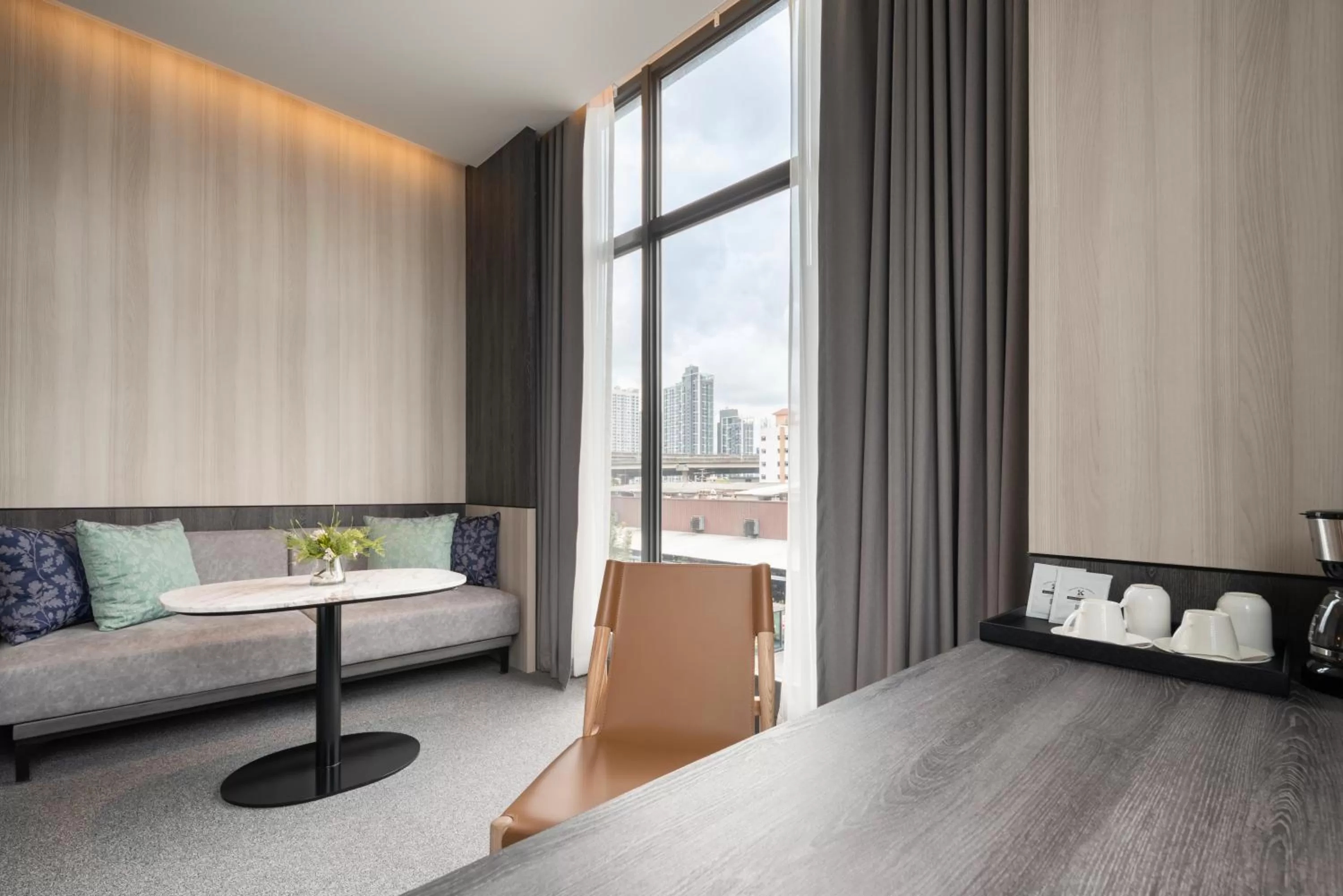 Living room, Bed in Ramada Plaza by Wyndham Bangkok Sukhumvit 48