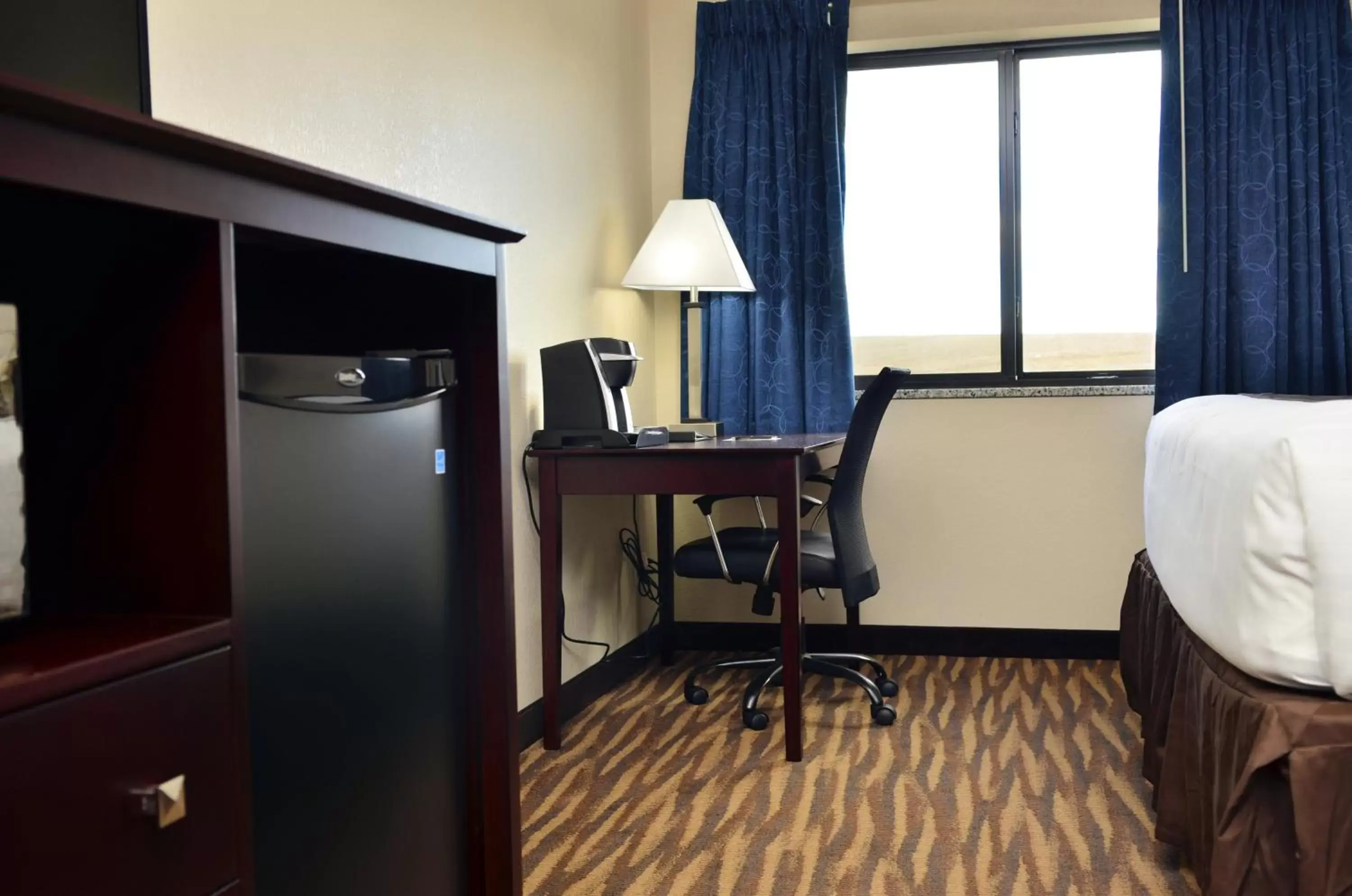 Bedroom, TV/Entertainment Center in Cobblestone Inn & Suites - Manning