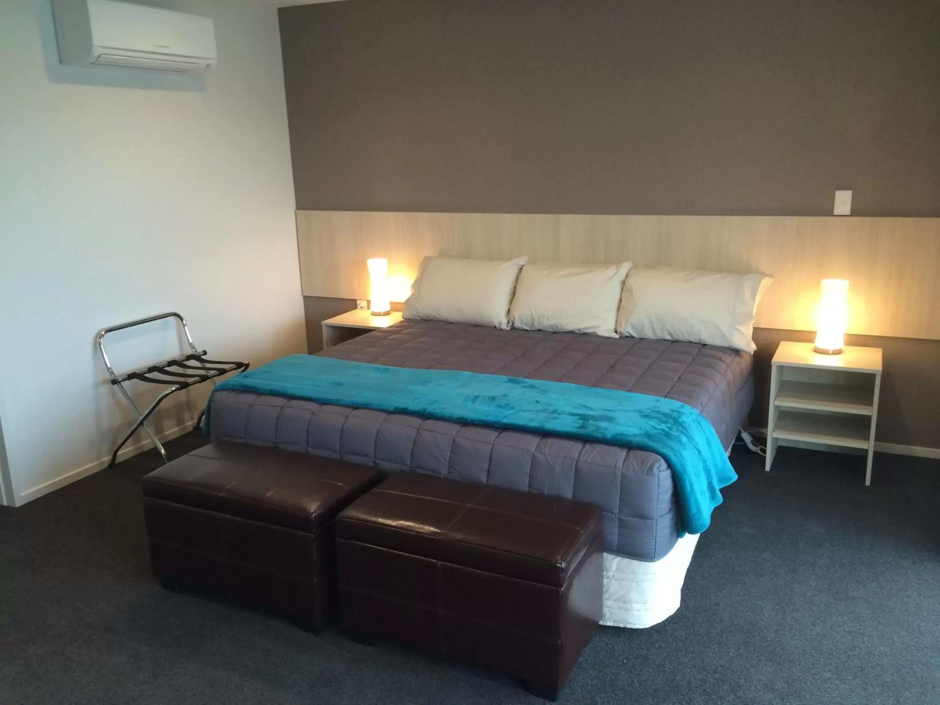 Bed in Rolleston Highway Motel