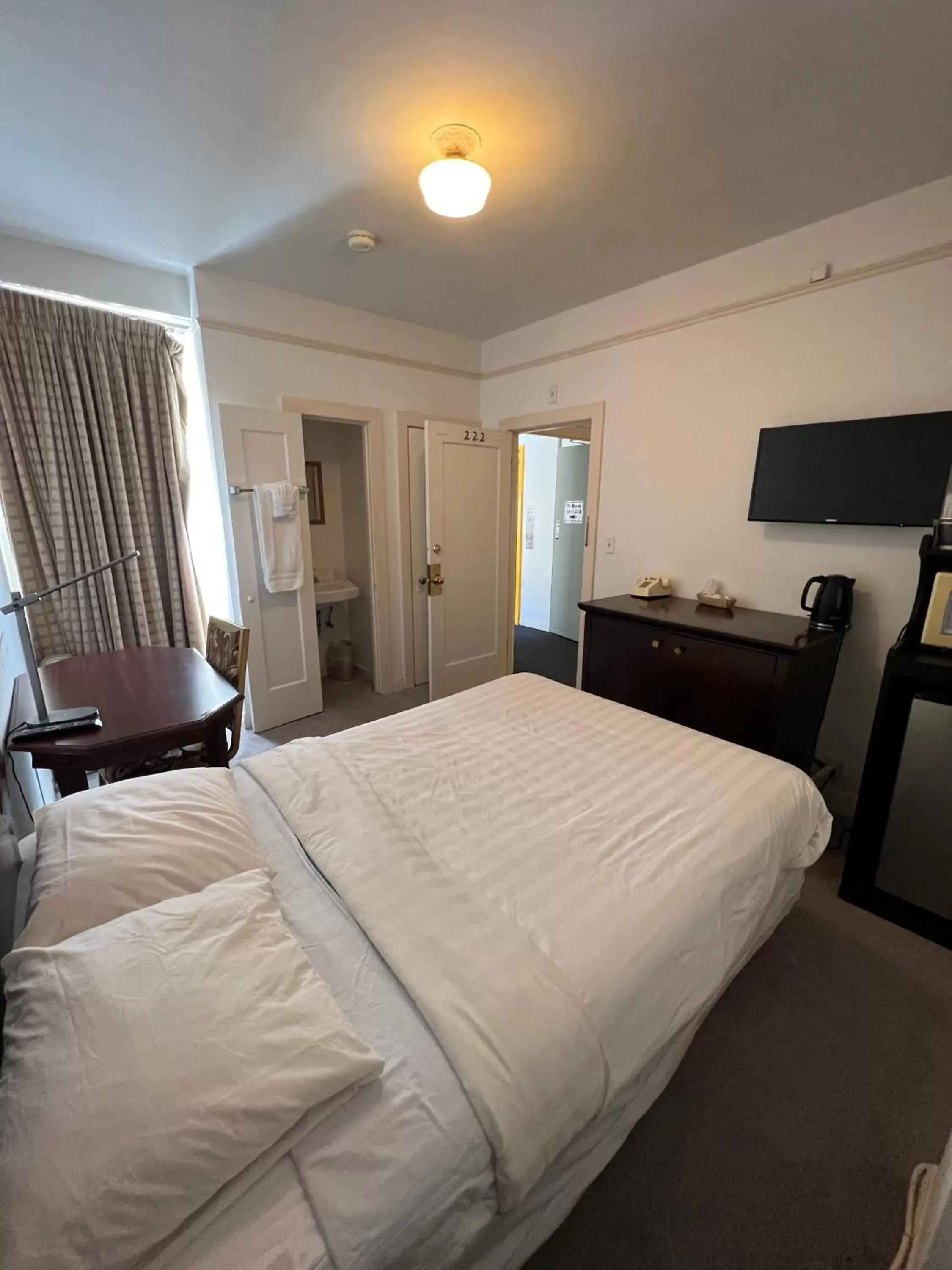Bedroom, Bed in Nash Hotel