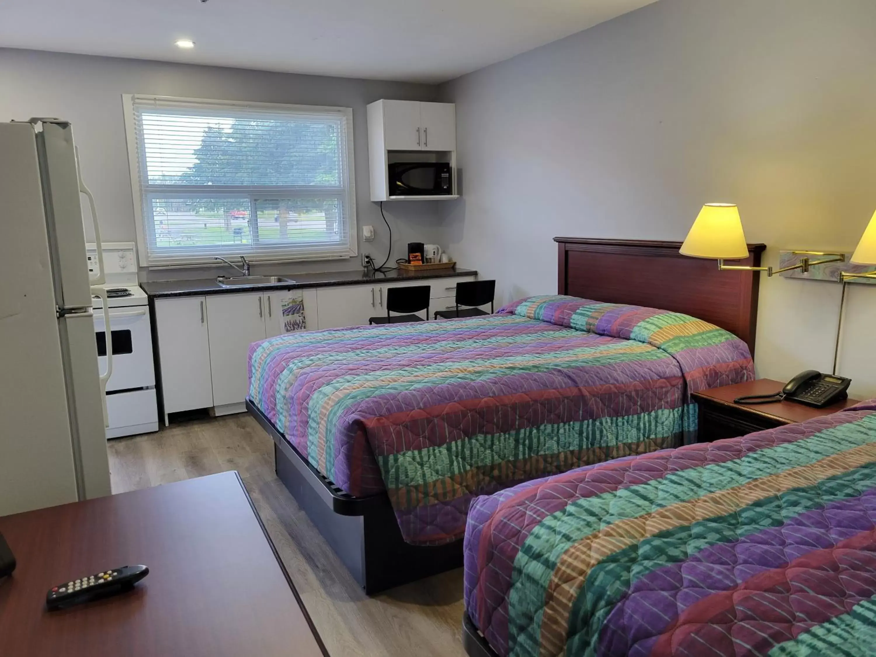 Photo of the whole room, Bed in Knights Inn Cobourg