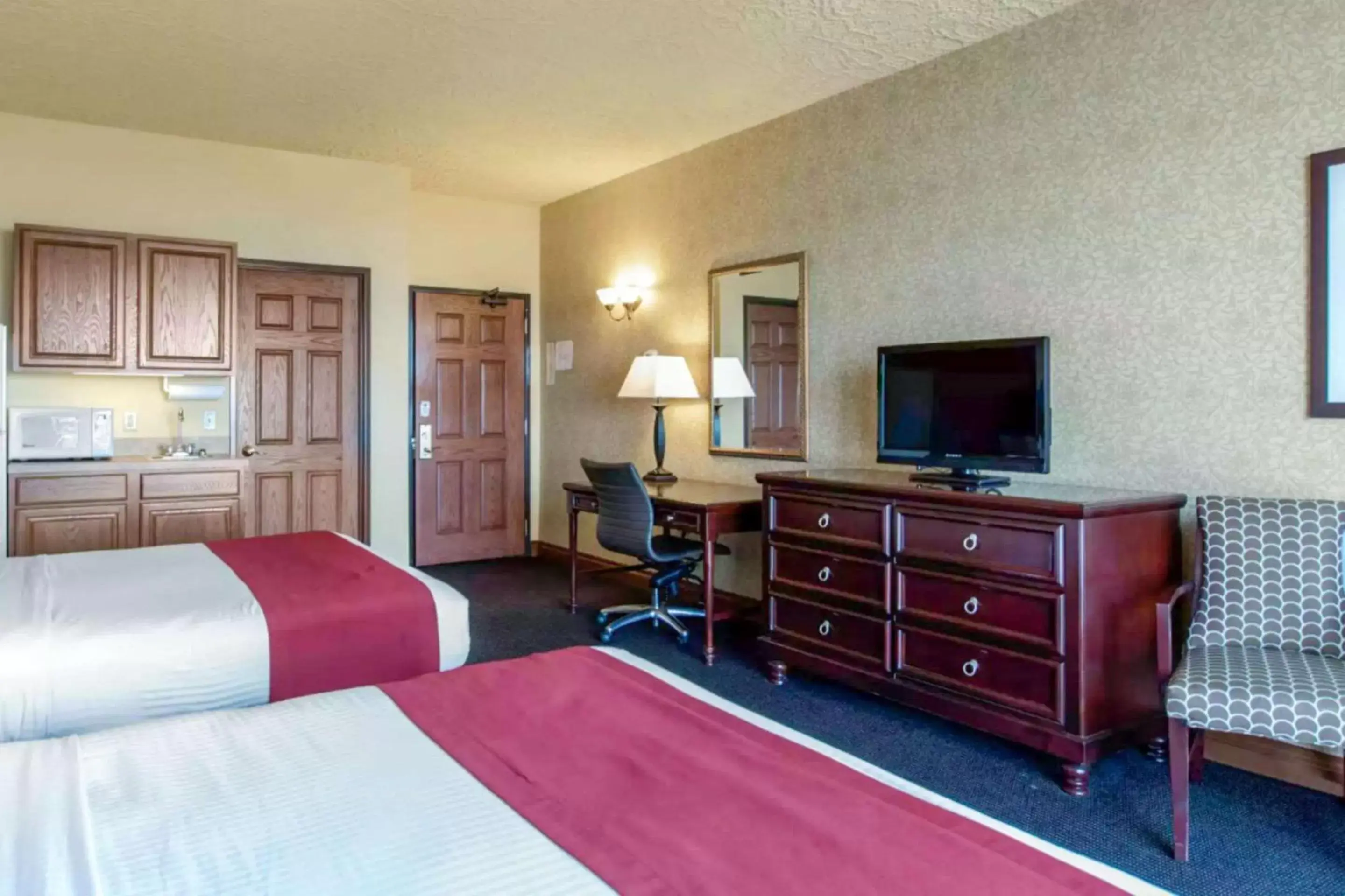Bedroom, Bed in Shoreline Inn & Conference Center, Ascend Hotel Collection