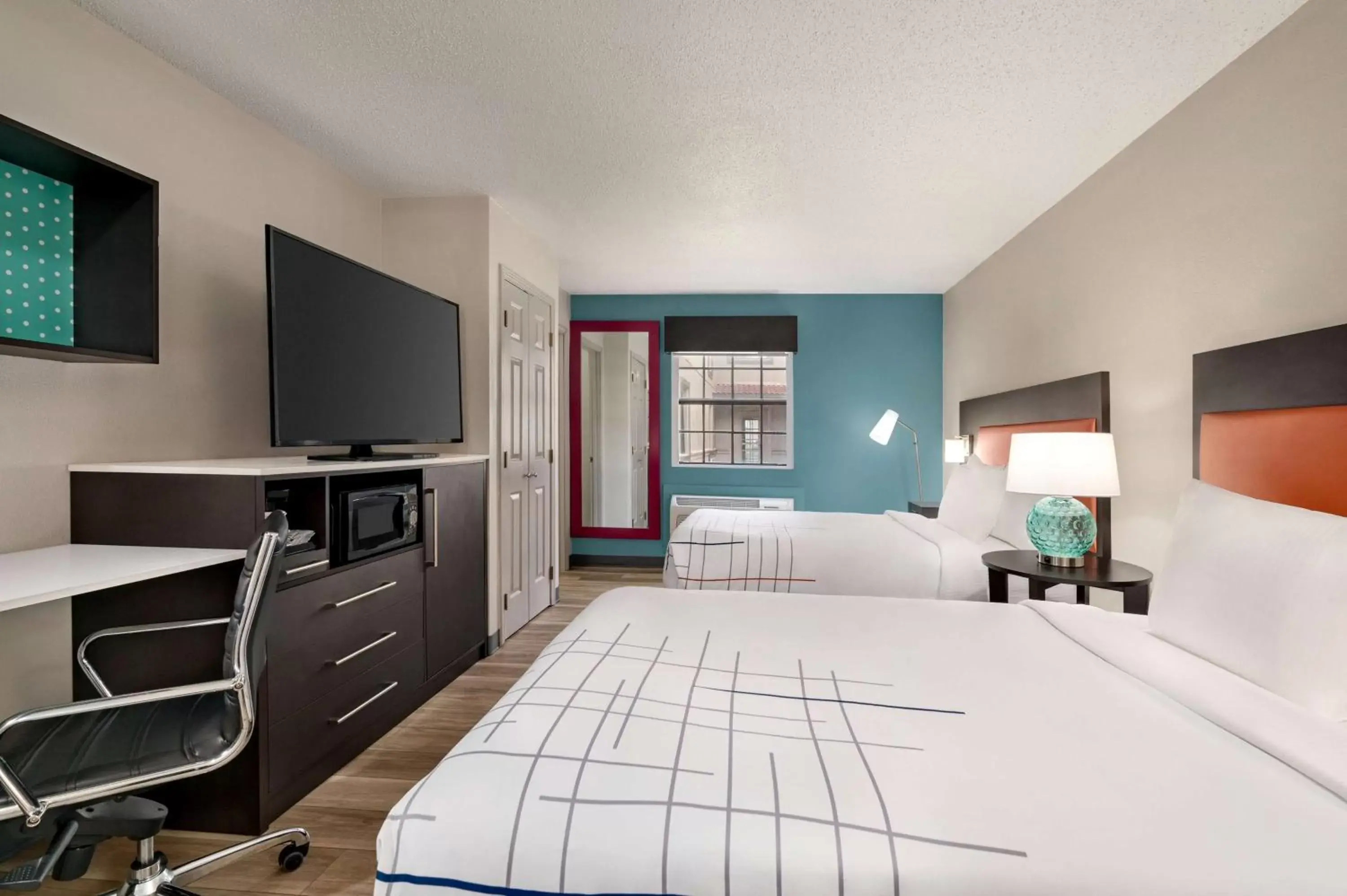 Bedroom in La Quinta Inn by Wyndham Columbus Airport Area