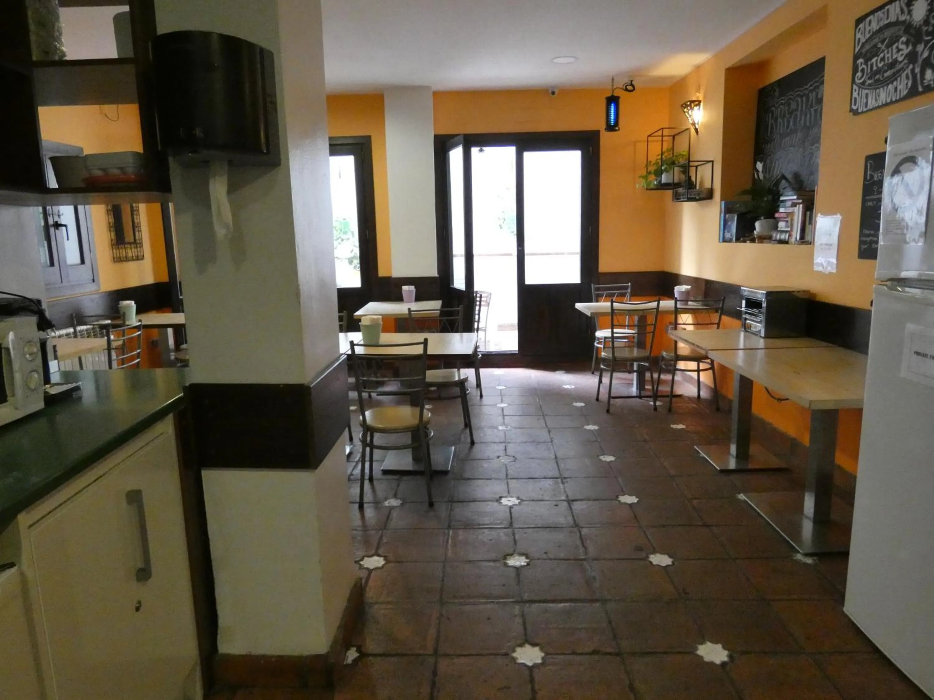 Communal kitchen in Oasis Backpackers' Hostel Granada