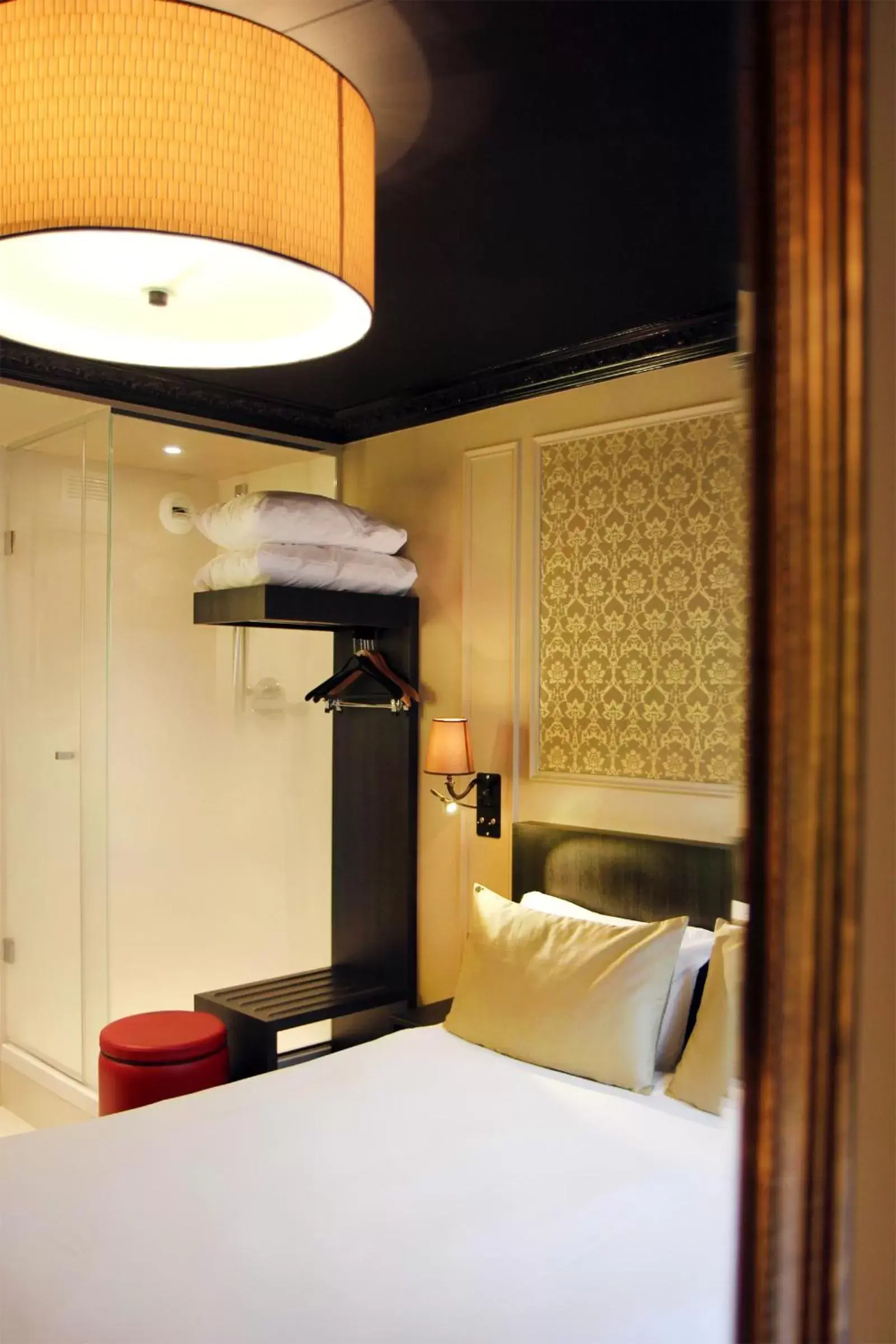 Shower, Bed in Best Western Le Montmartre – Saint Pierre