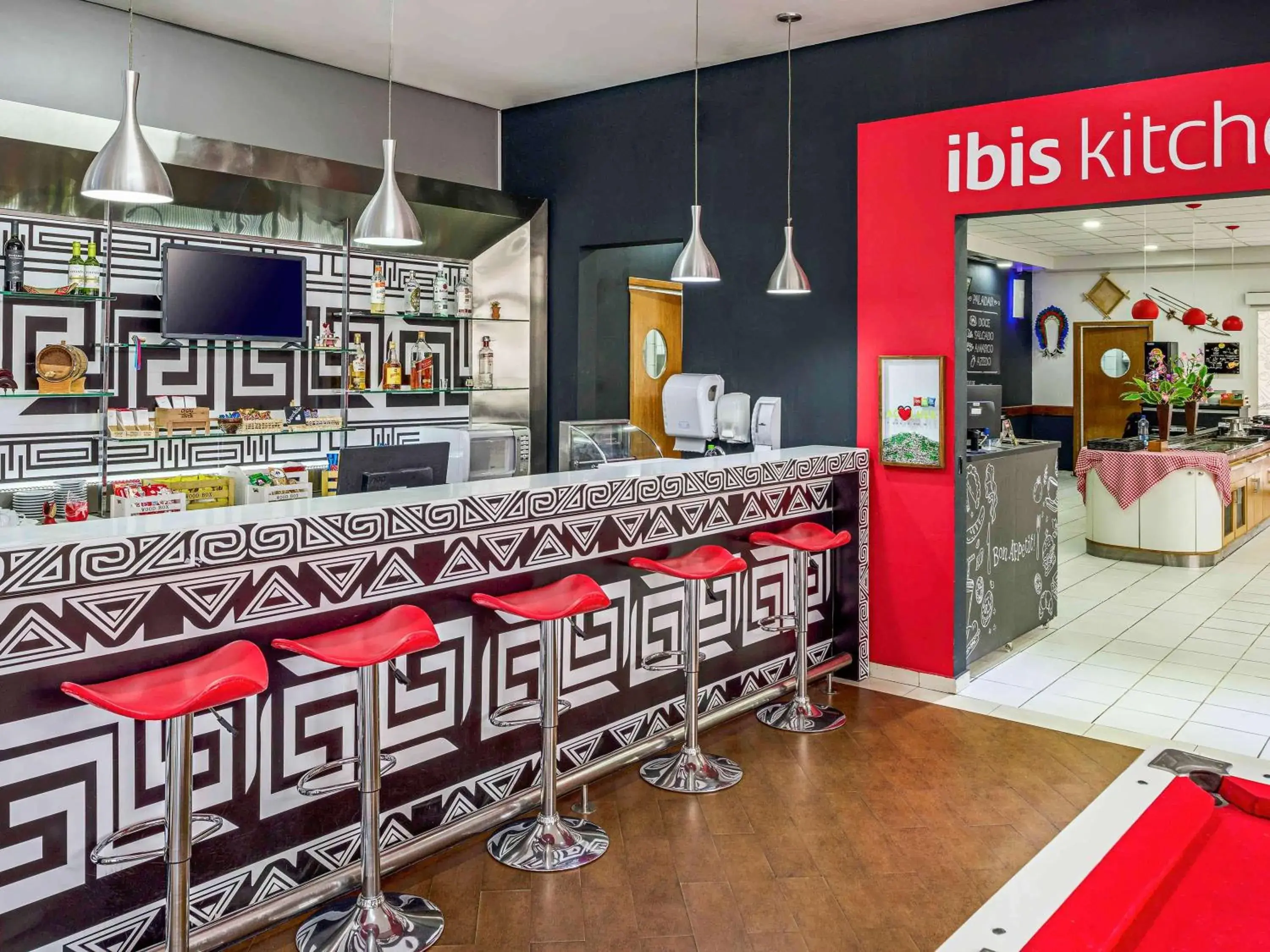 Lounge or bar in ibis Belem Aeroporto