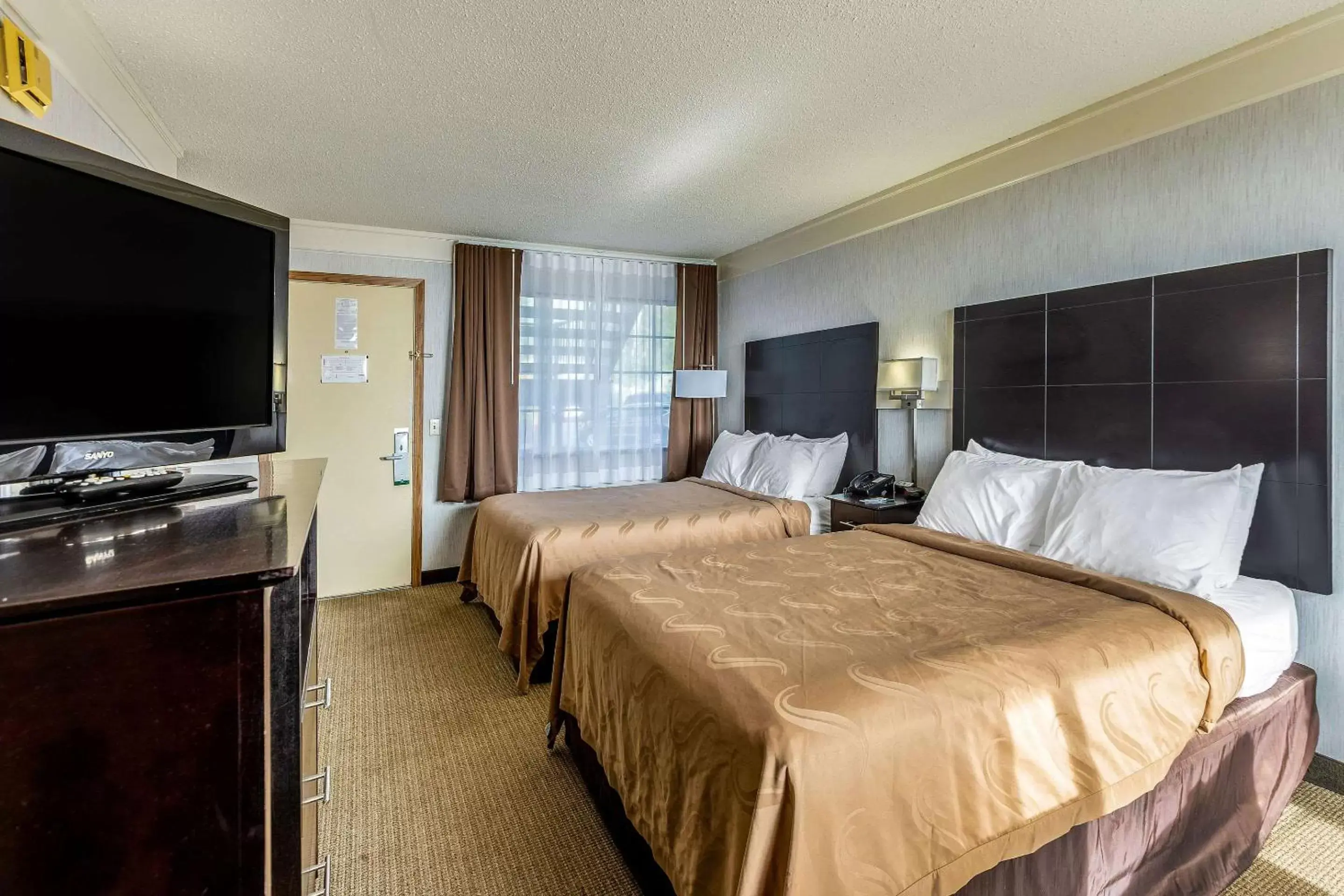 Photo of the whole room, Bed in Quality Inn Lakefront Saint Ignace