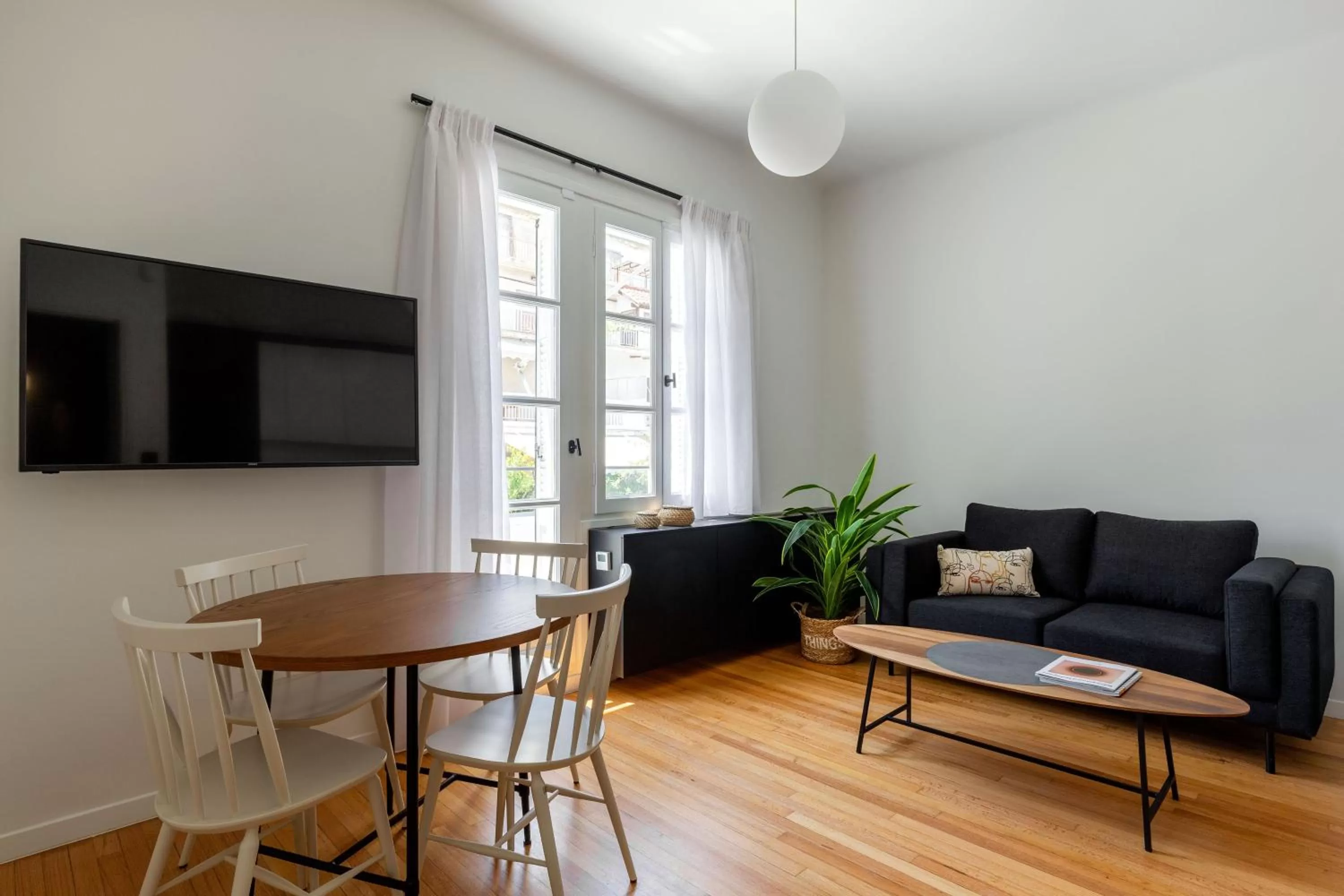 Living room, Dining Area in ZOIA The Met by UPSTREET