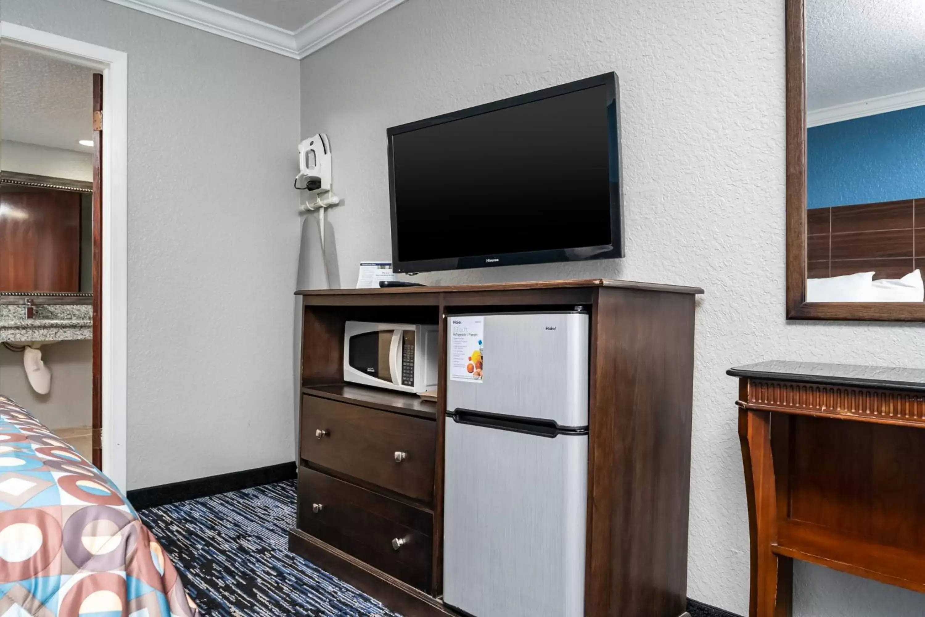 TV and multimedia, Bed in GatorTown Inn TV and multimedia, Bed in GatorTown Inn