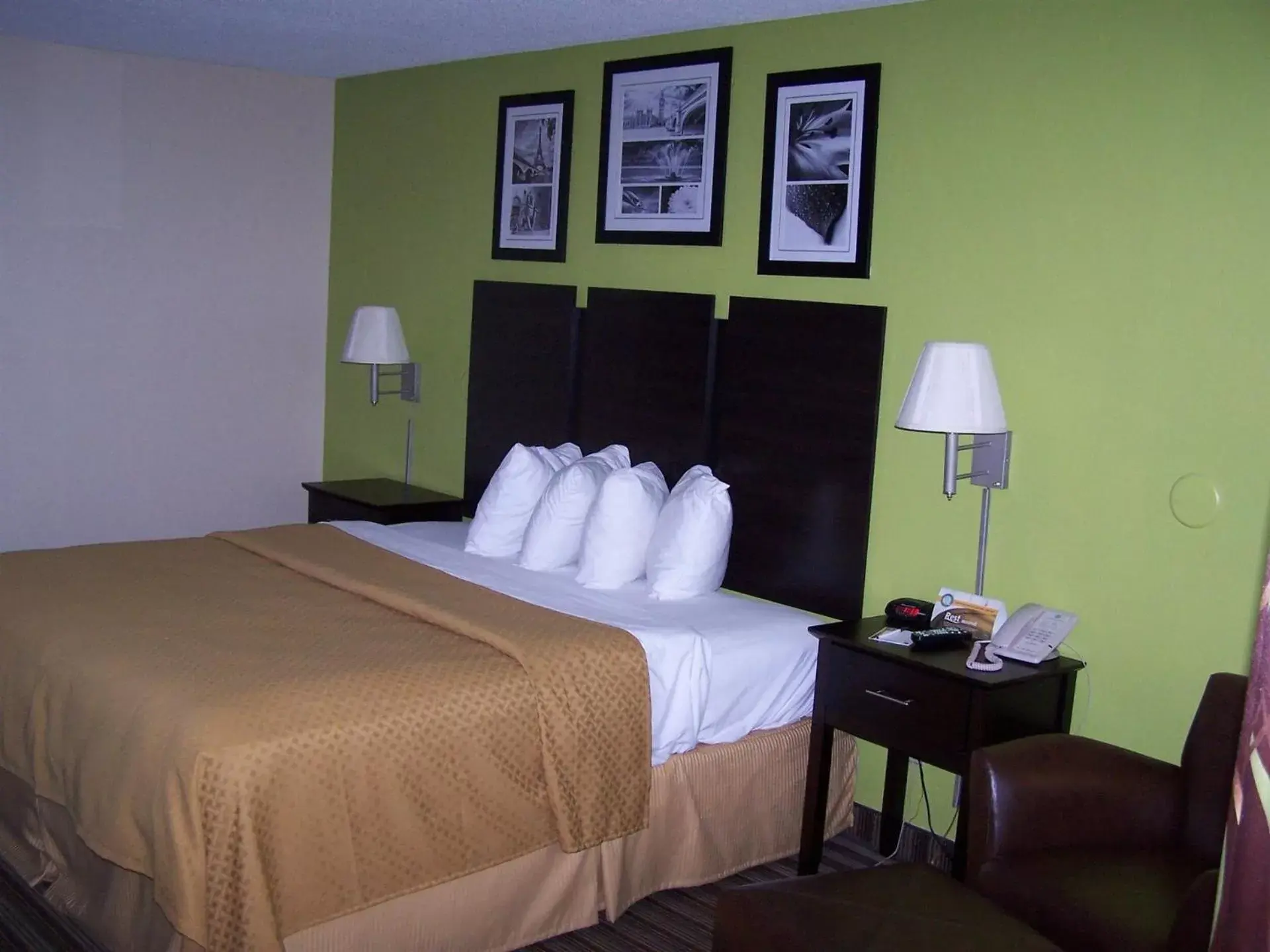 Standard King Room - First Floor/Non-Smoking in Quality Inn Kenly I-95