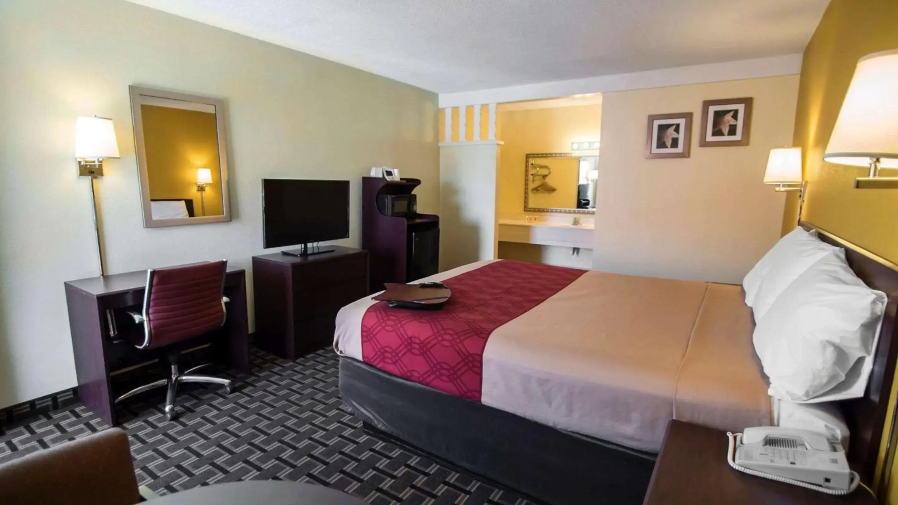 Photo of the whole room, Bed in Econo Lodge Downtown Albuquerque