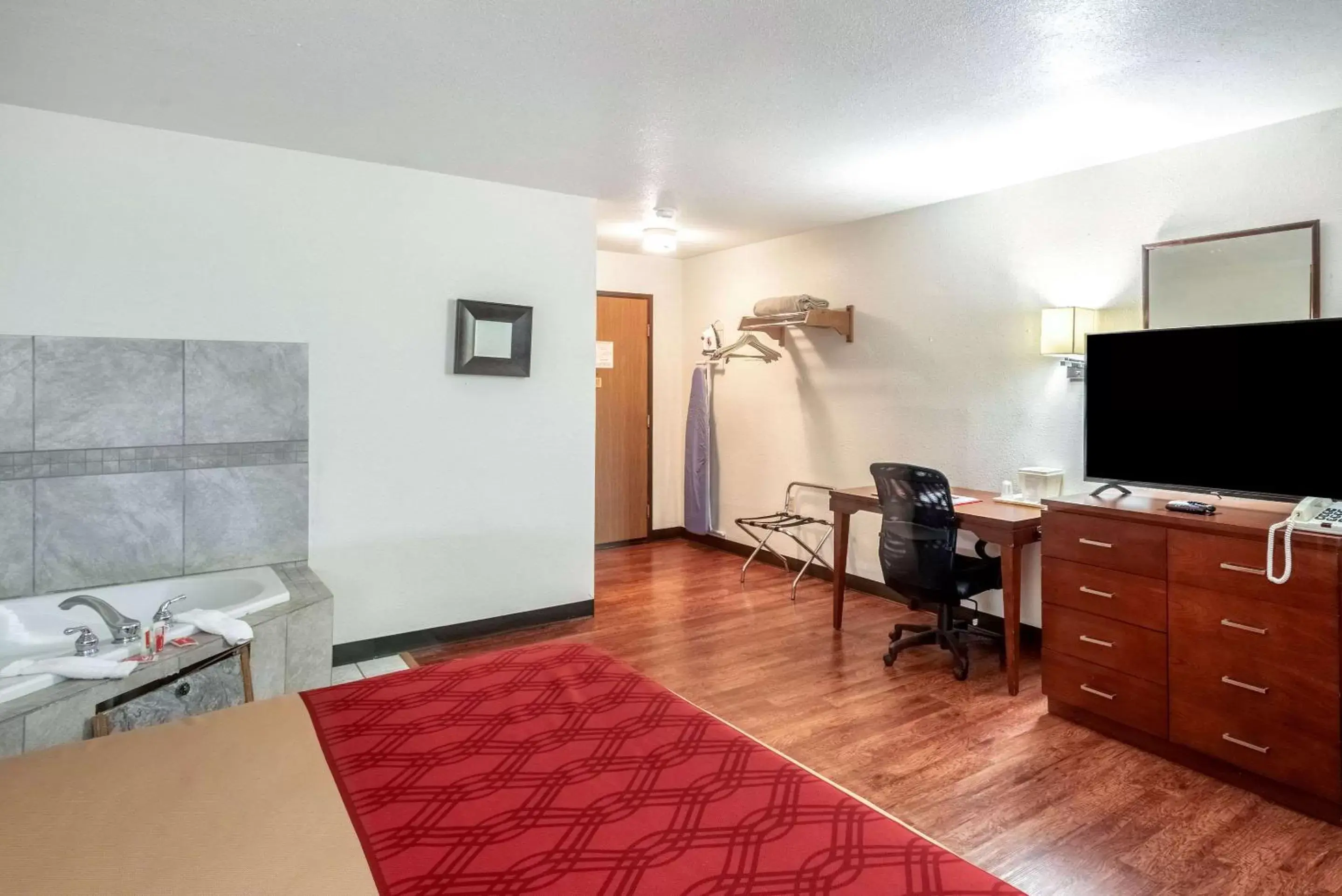 Photo of the whole room, TV/Entertainment Center in Econo Lodge Canon City