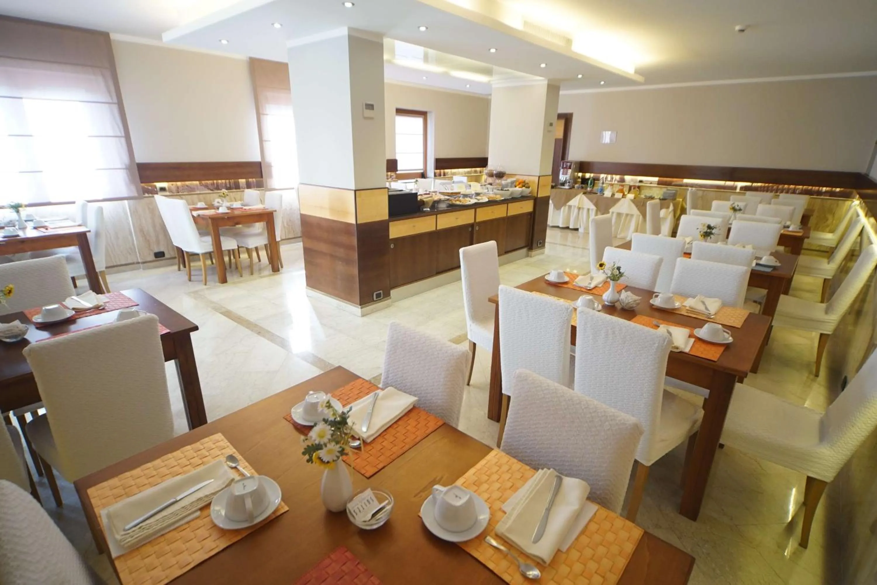 Restaurant/places to eat in Suites & Residence Hotel