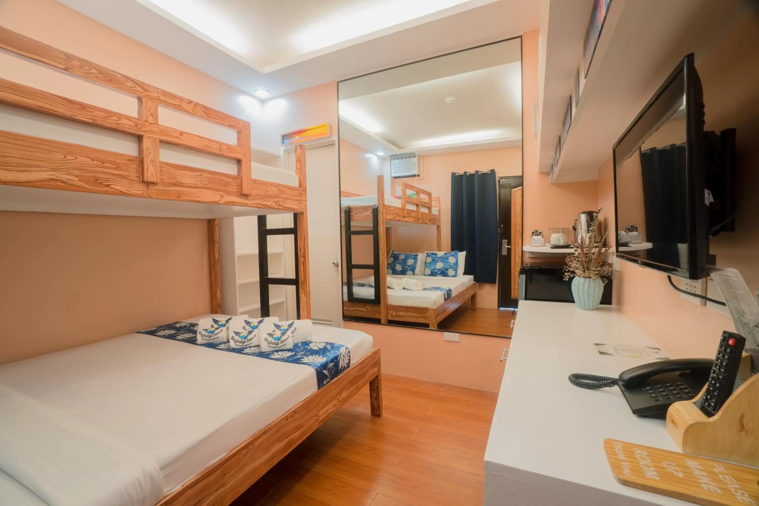 bunk bed, Bed in Skylodge Resort