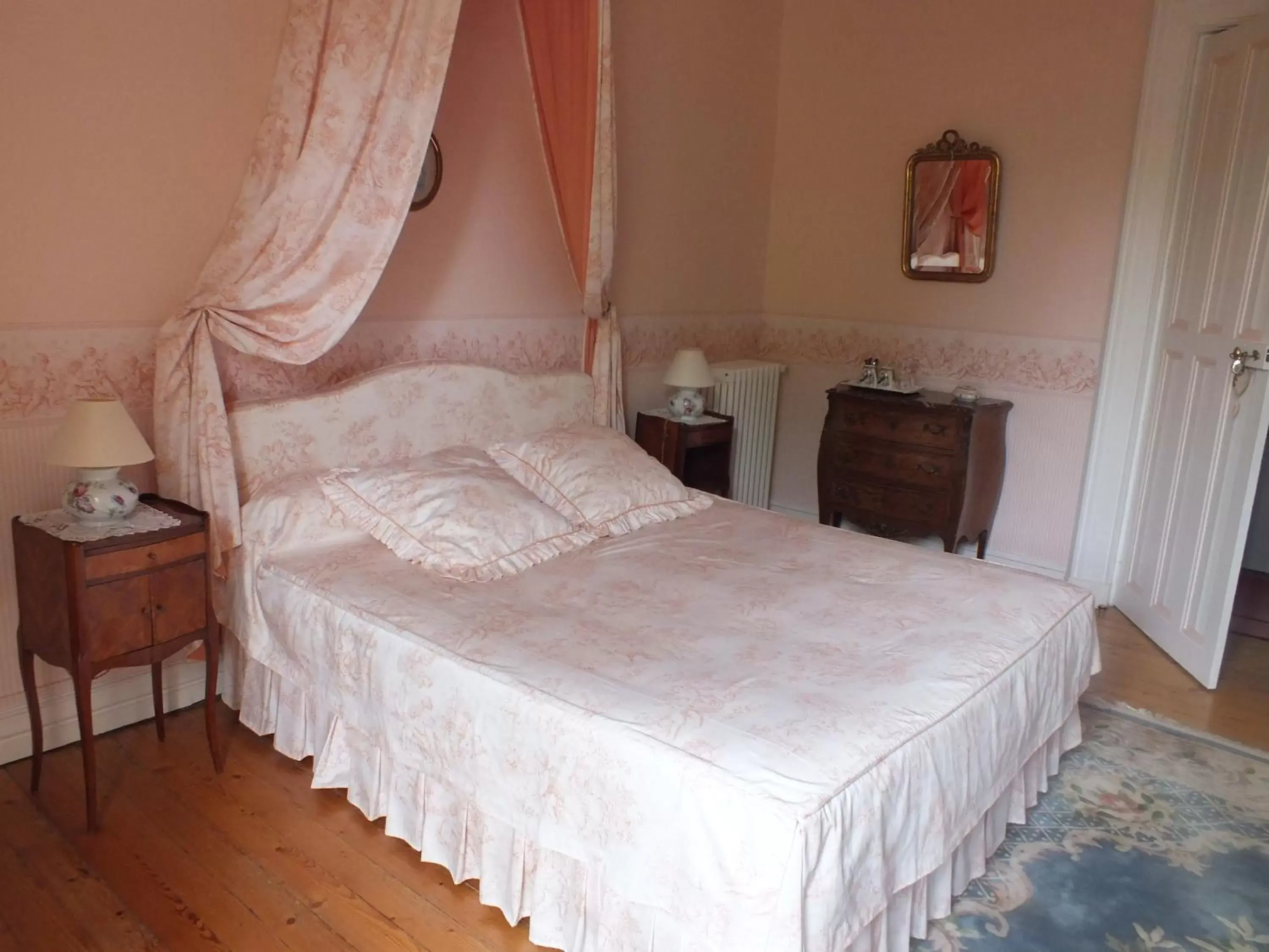 Photo of the whole room, Bed in Château de Nazé