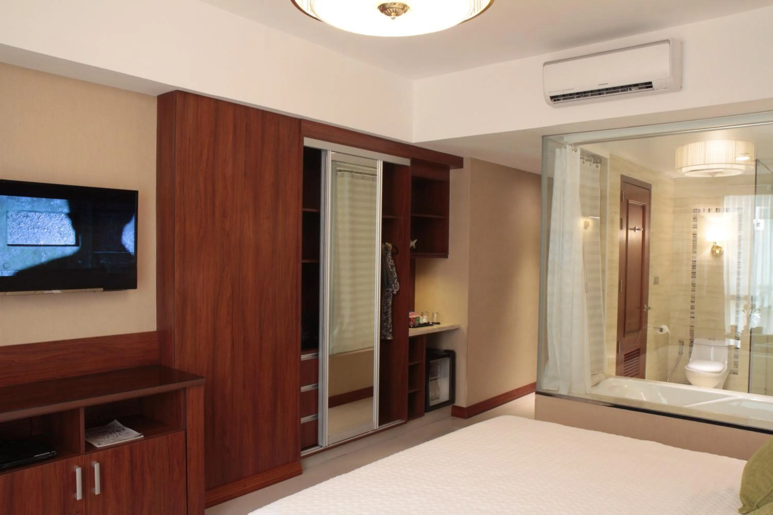 Bathroom, Bed in Central Park Tower Resort