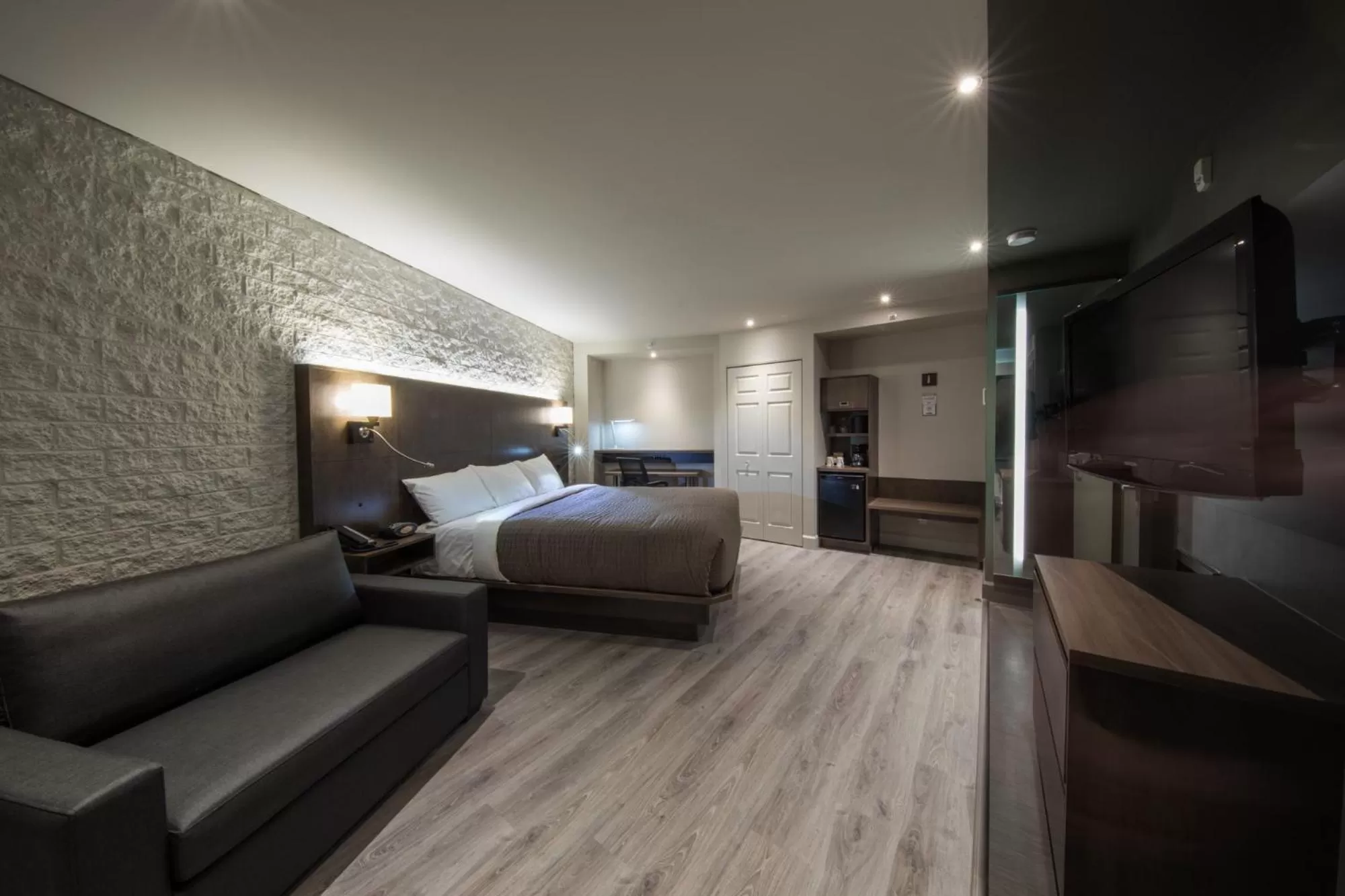 Bed in Hôtel & Suites Normandin Lévis