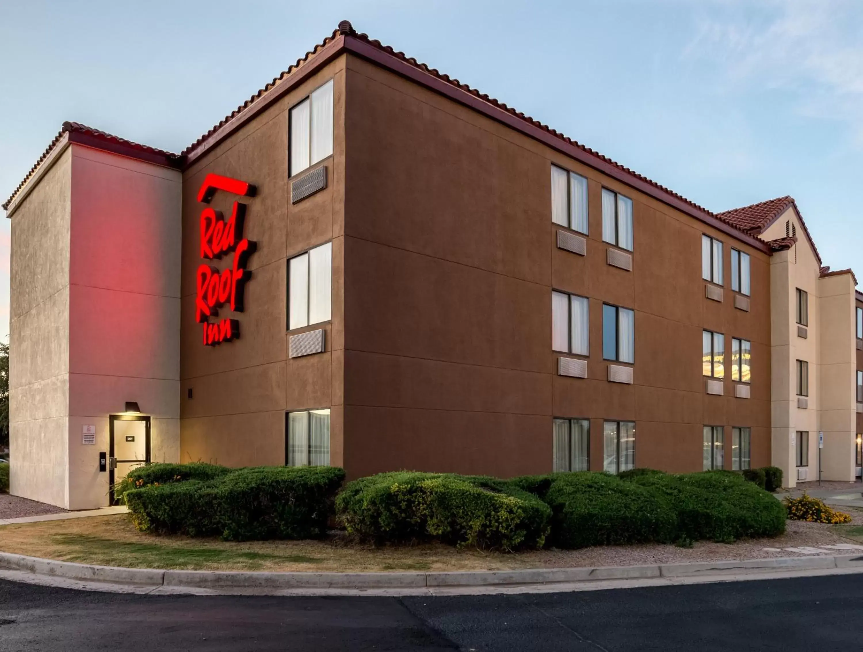 Property Building in Red Roof Inn Phoenix North - Deer Valley - Bell Rd