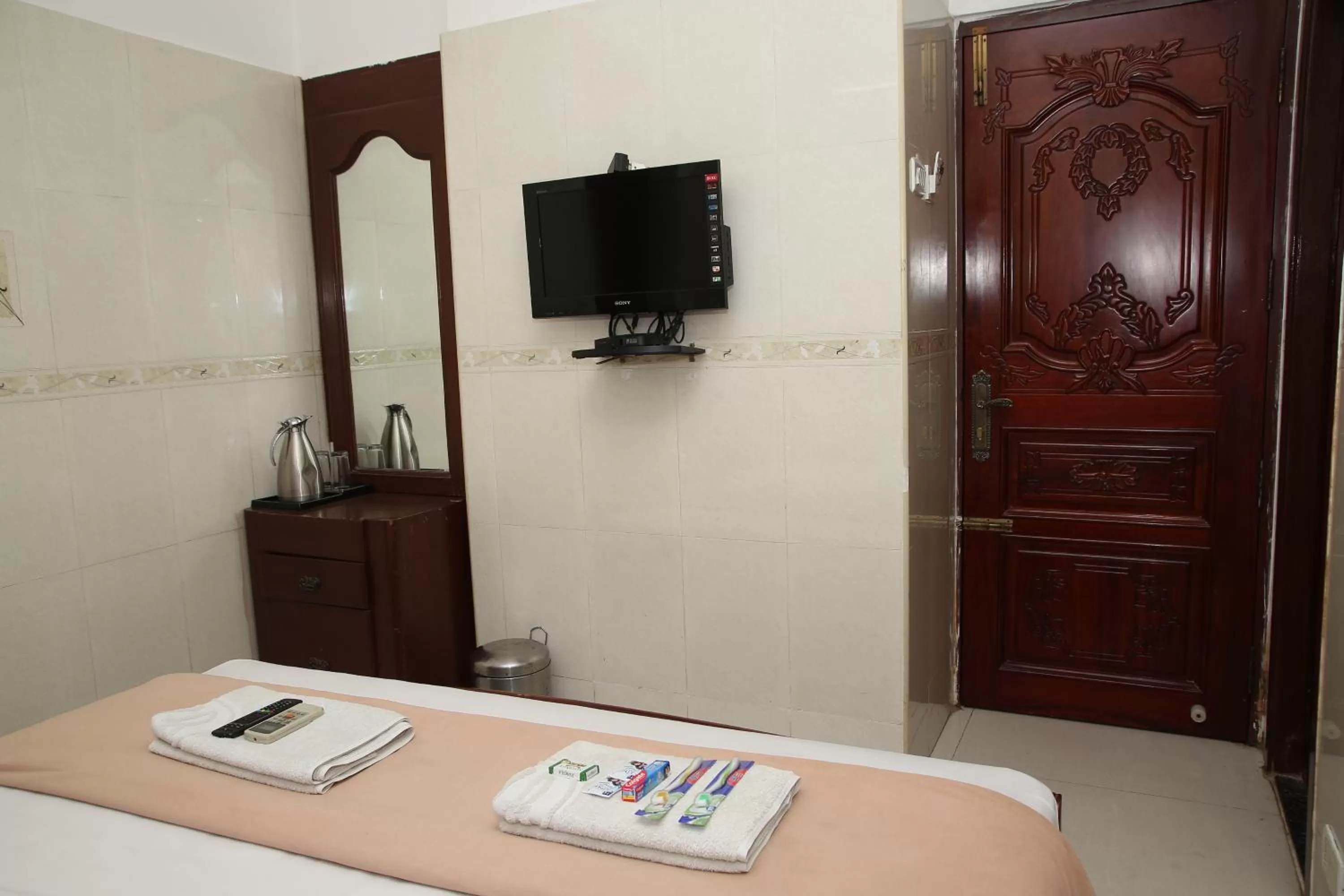 Communal lounge/ TV room, Bed in Grand View Residency Chennai