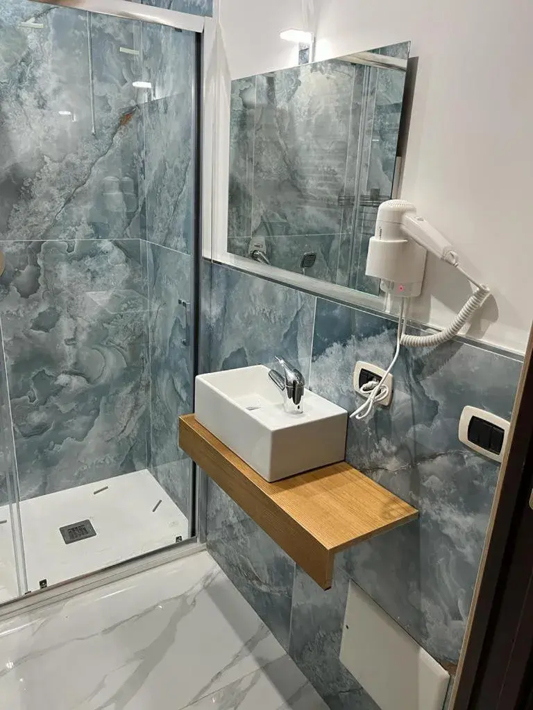 Shower, Bathroom in Hotel Barbato