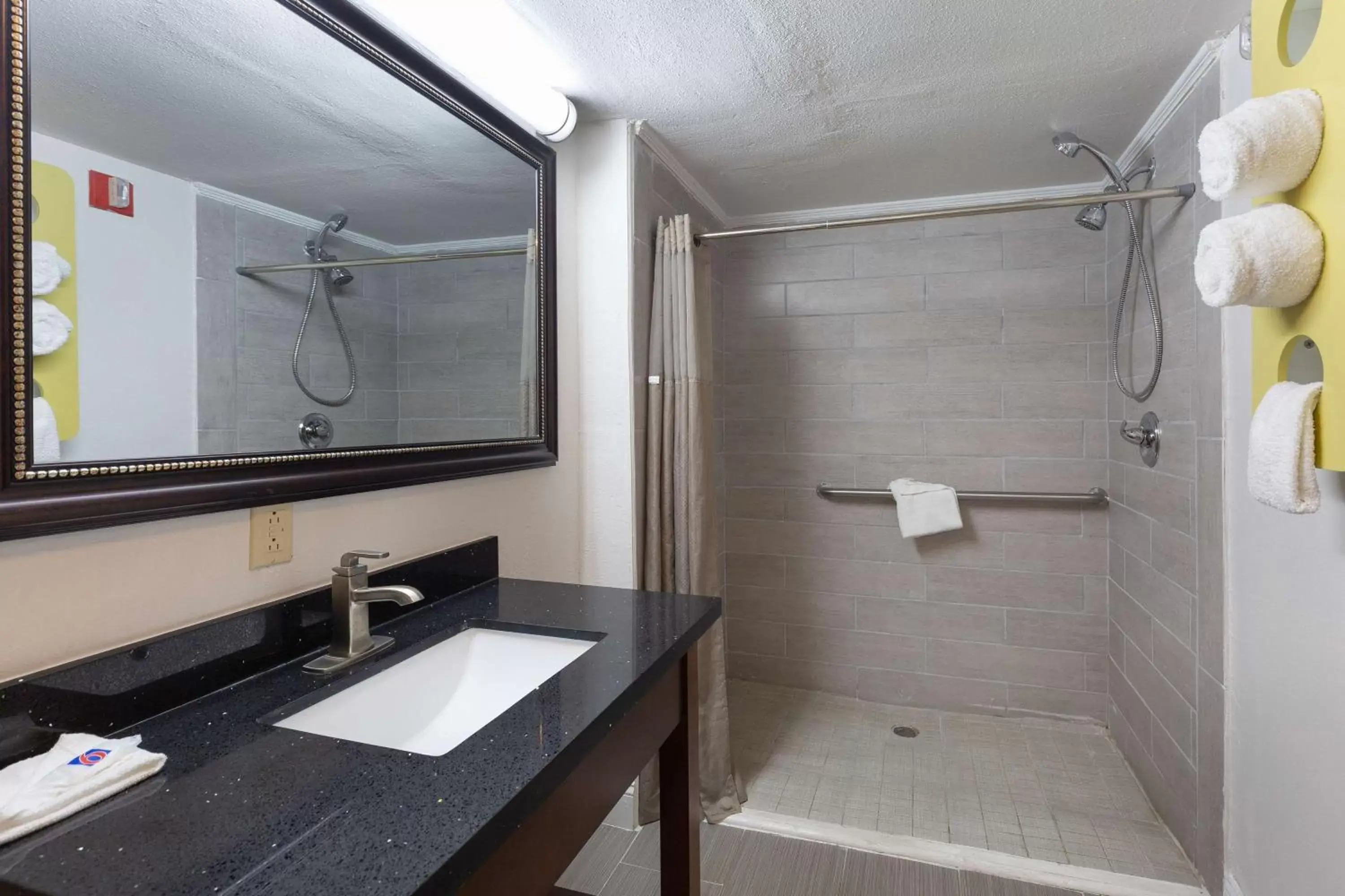 Shower, Bathroom in Motel 6-Albany, GA