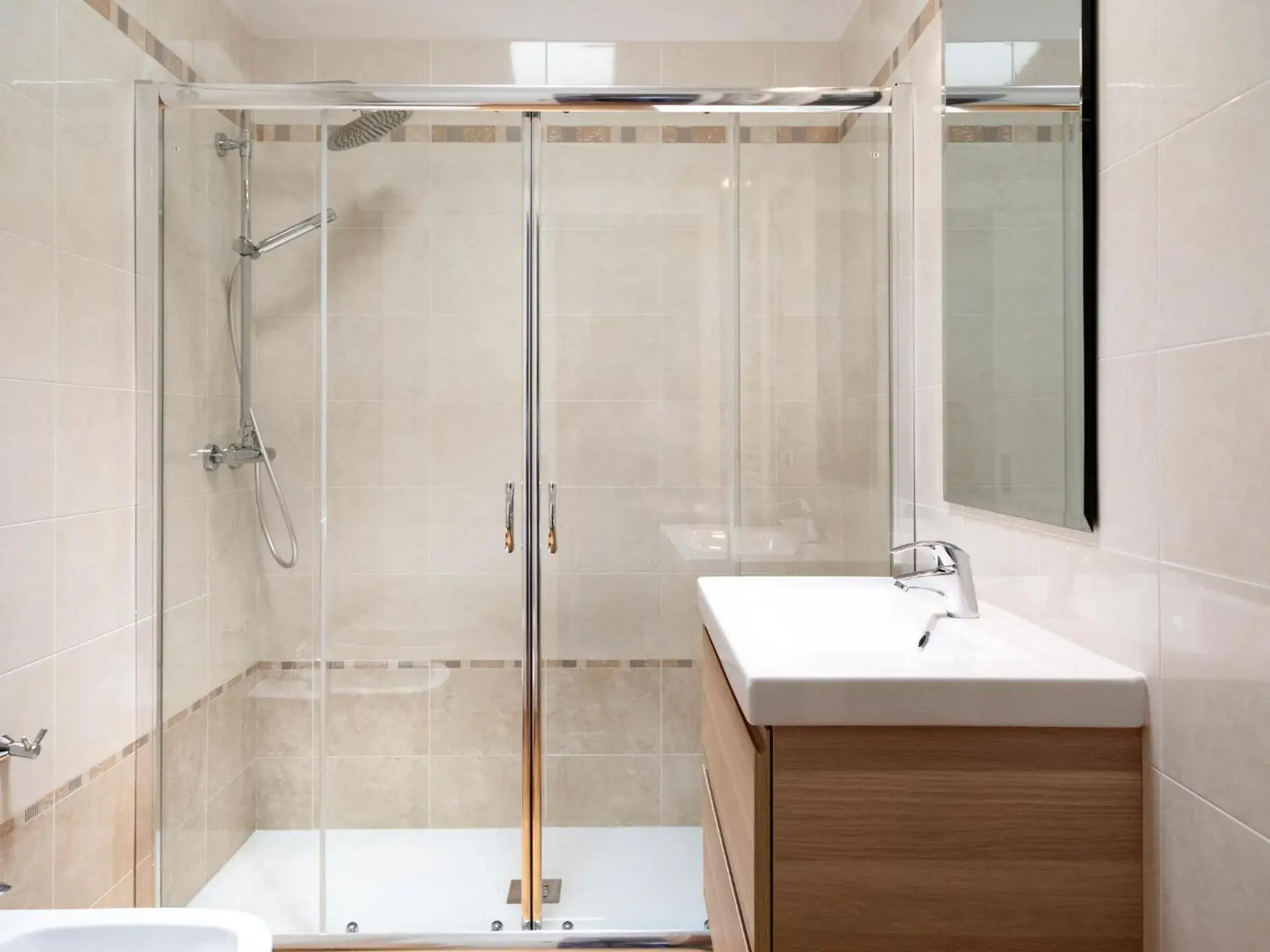 Shower, Bathroom in Relais San Martino - Albergo della Felicità by Ria Hotels