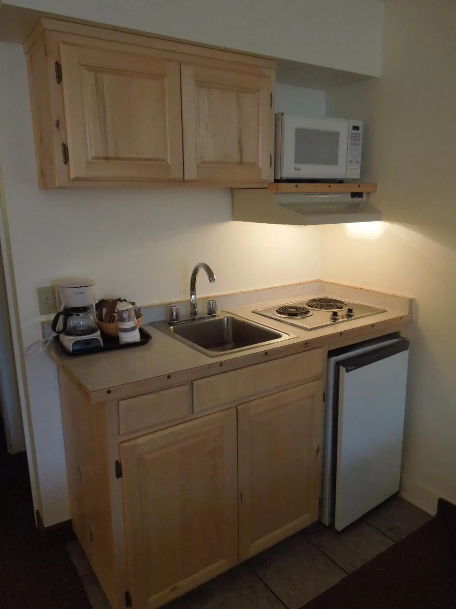 Kitchen or kitchenette, Kitchen/Kitchenette in Inn at Lander, Travelodge by Wyndham