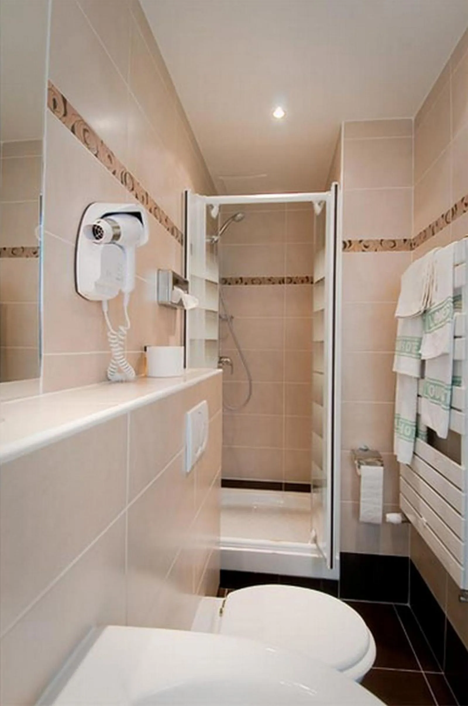 Bathroom in L'Ouest Hotel