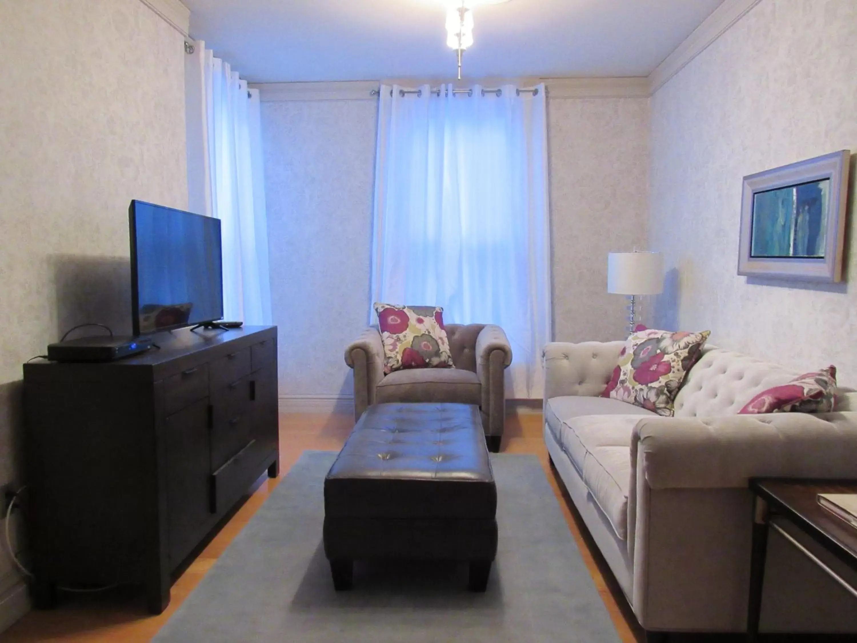 Communal lounge/ TV room, Seating Area in Washington Park Inn