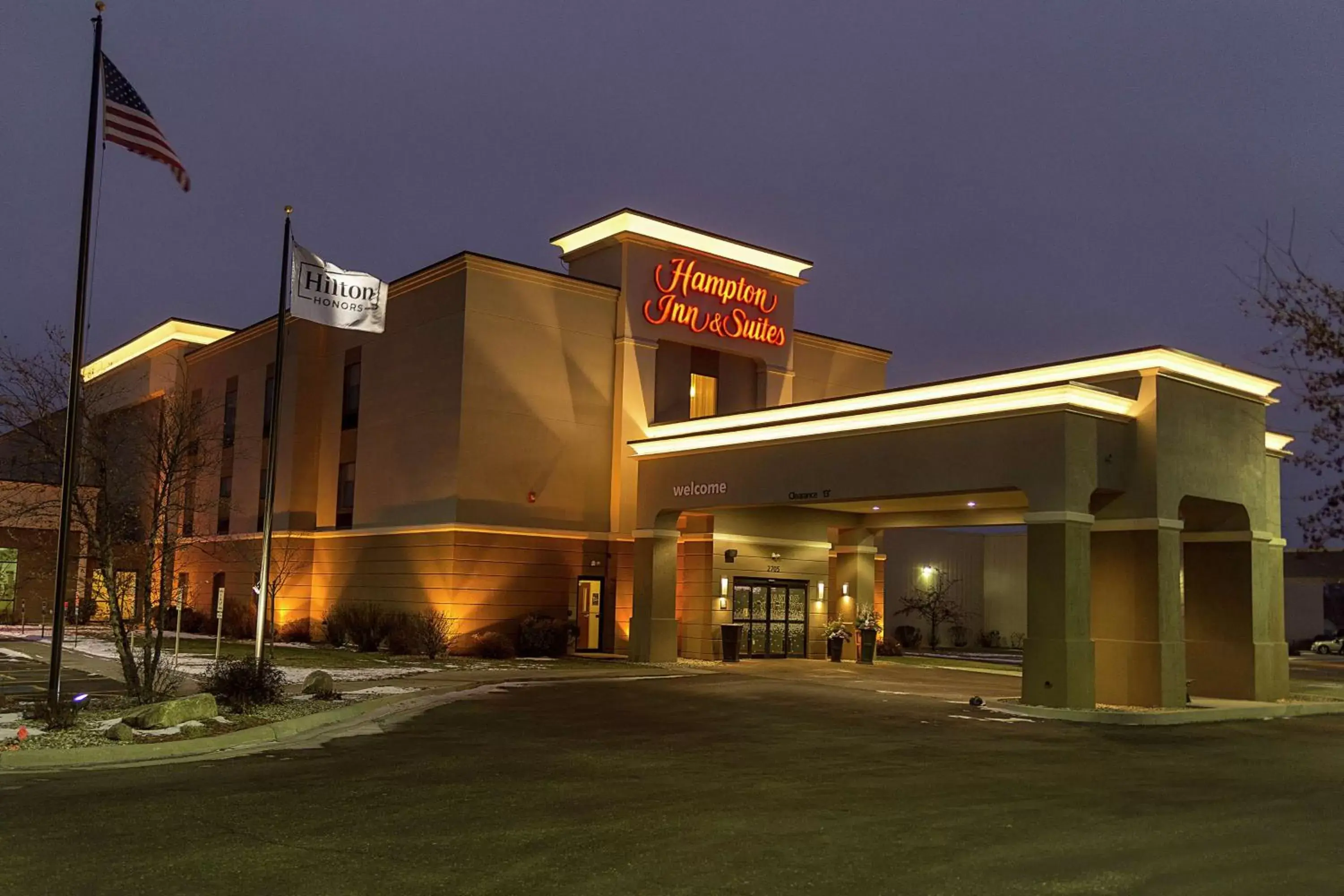 Property Building in Hampton Inn and Suites Alexandria