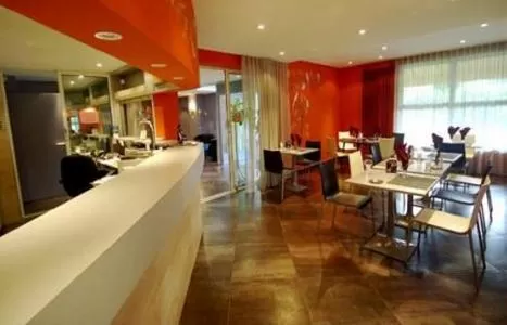 Restaurant/places to eat in Kyriad Direct Lure