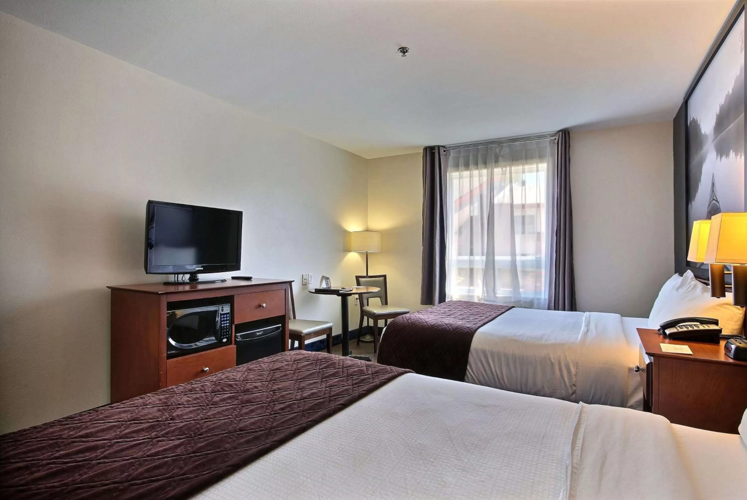 Photo of the whole room, Bed in Super 8 by Wyndham Trois-Rivieres