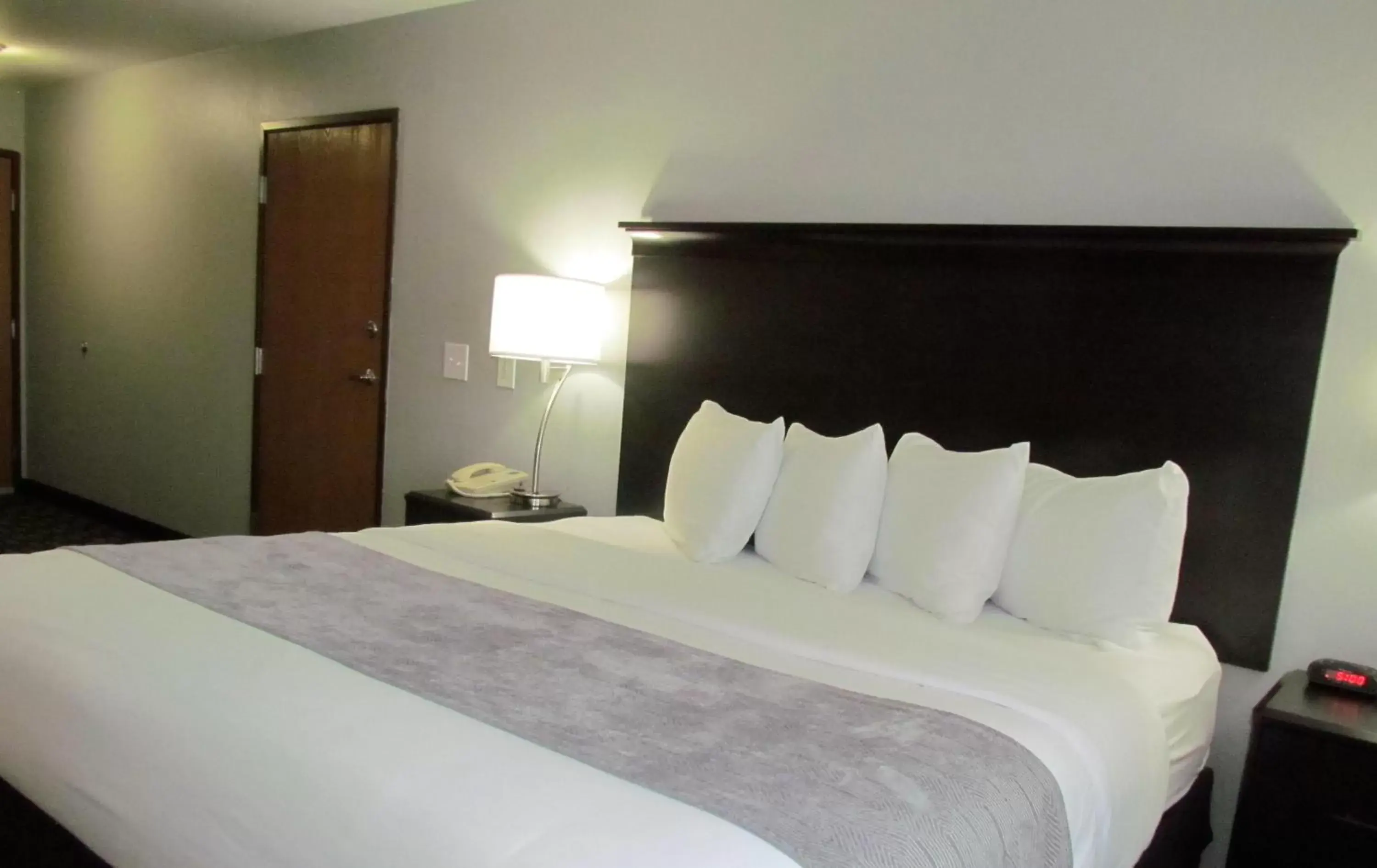 Bedroom, Bed in Oak Hill Inn & Suites