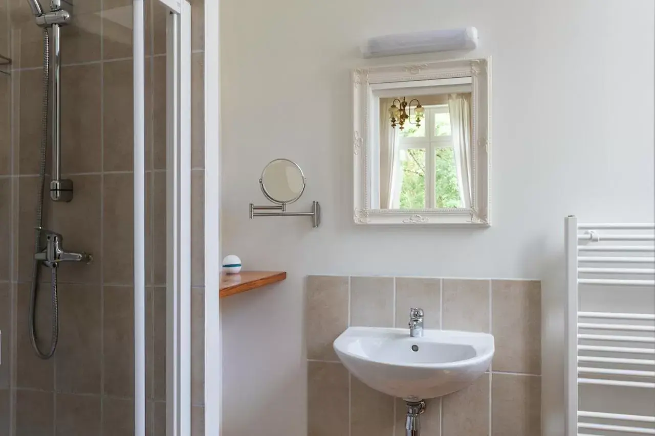 Shower, Bathroom in Domaine La Rose