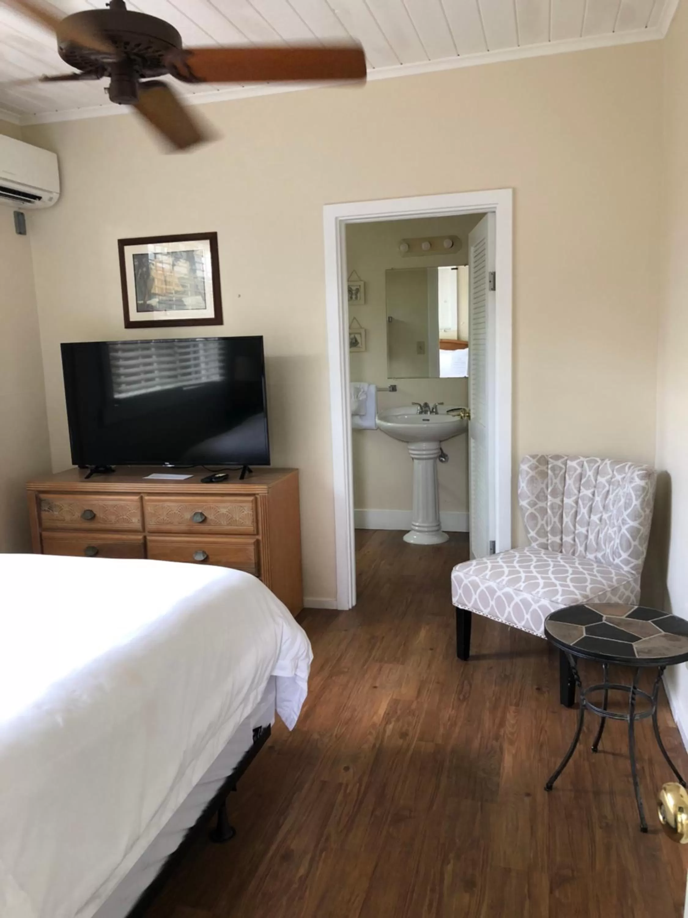 Bedroom, TV/Entertainment Center in L'Habitation Guesthouse- Adult Exclusive