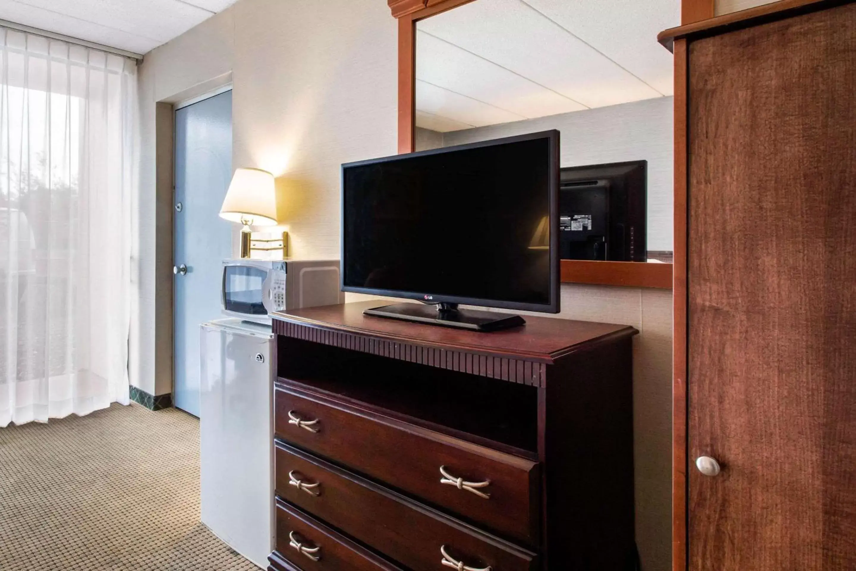 Photo of the whole room, TV/Entertainment Center in Quality Inn West Springfield