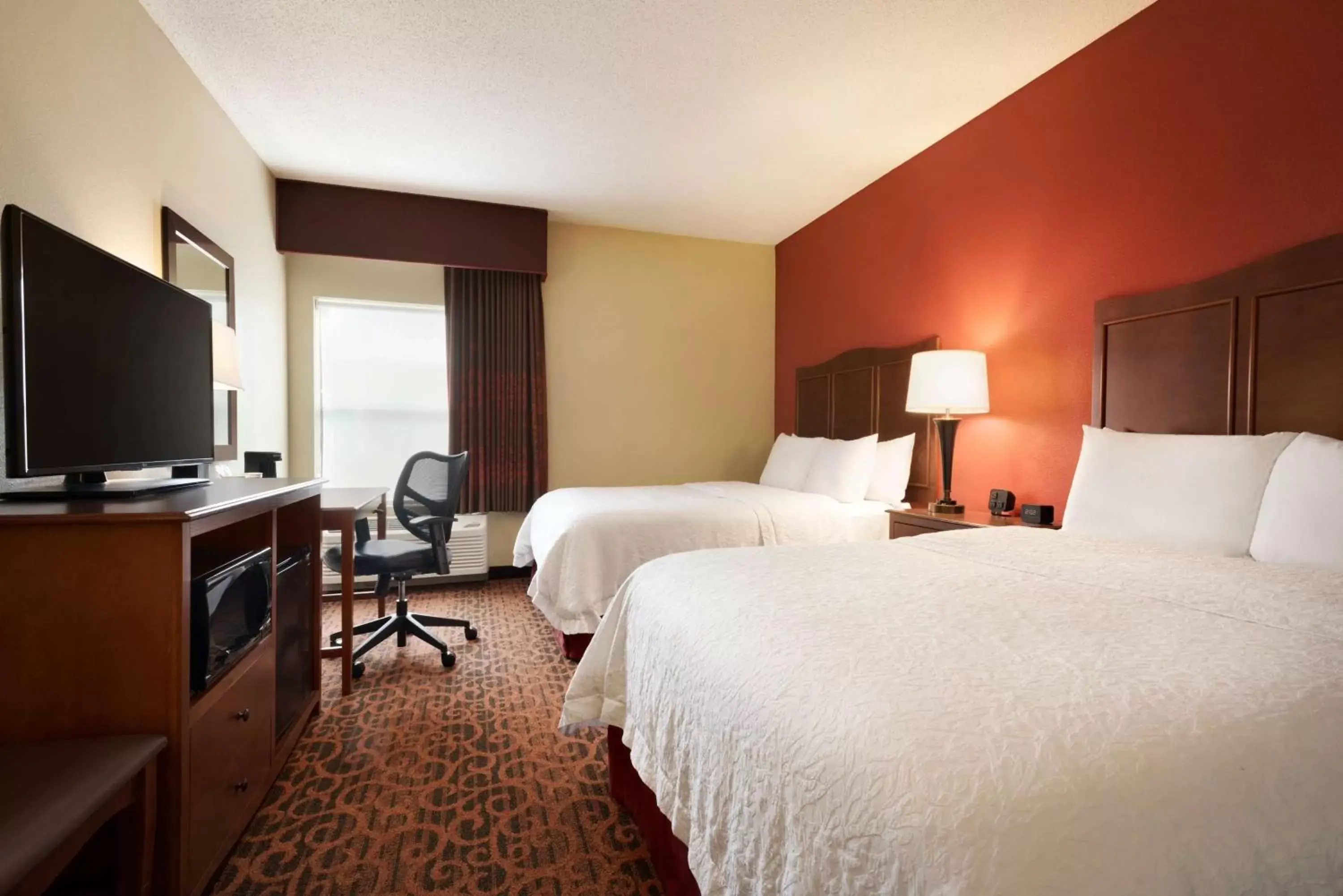 Bedroom, Bed in Hampton Inn Battle Creek