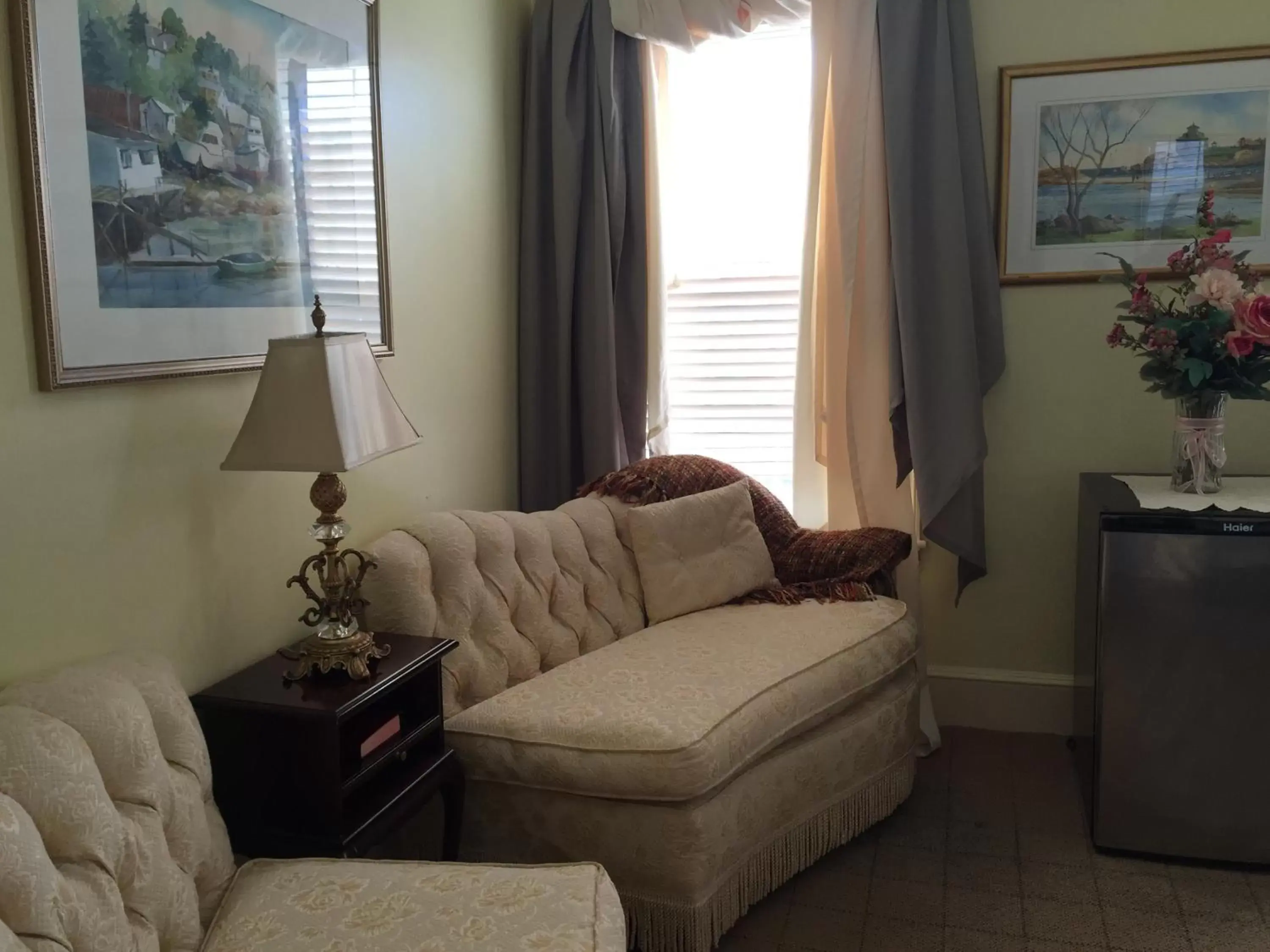 Day, Seating Area in Harborview Inn