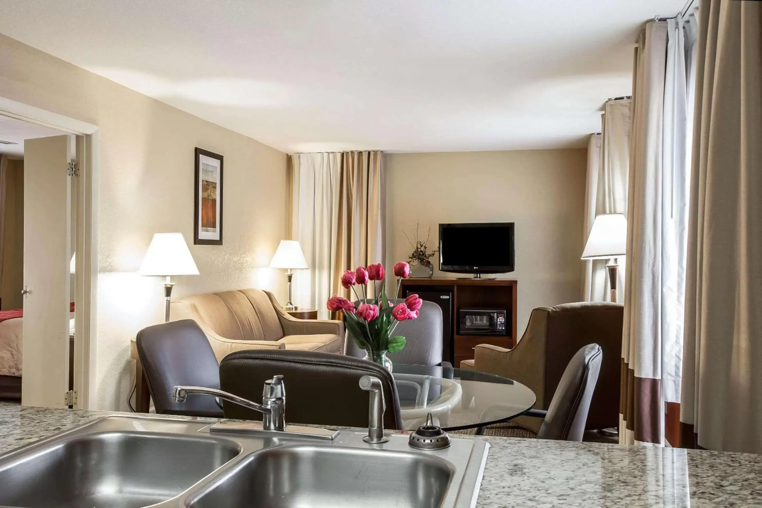 Photo of the whole room, Kitchen/Kitchenette in Comfort Inn near Great Smoky Mountain National Park