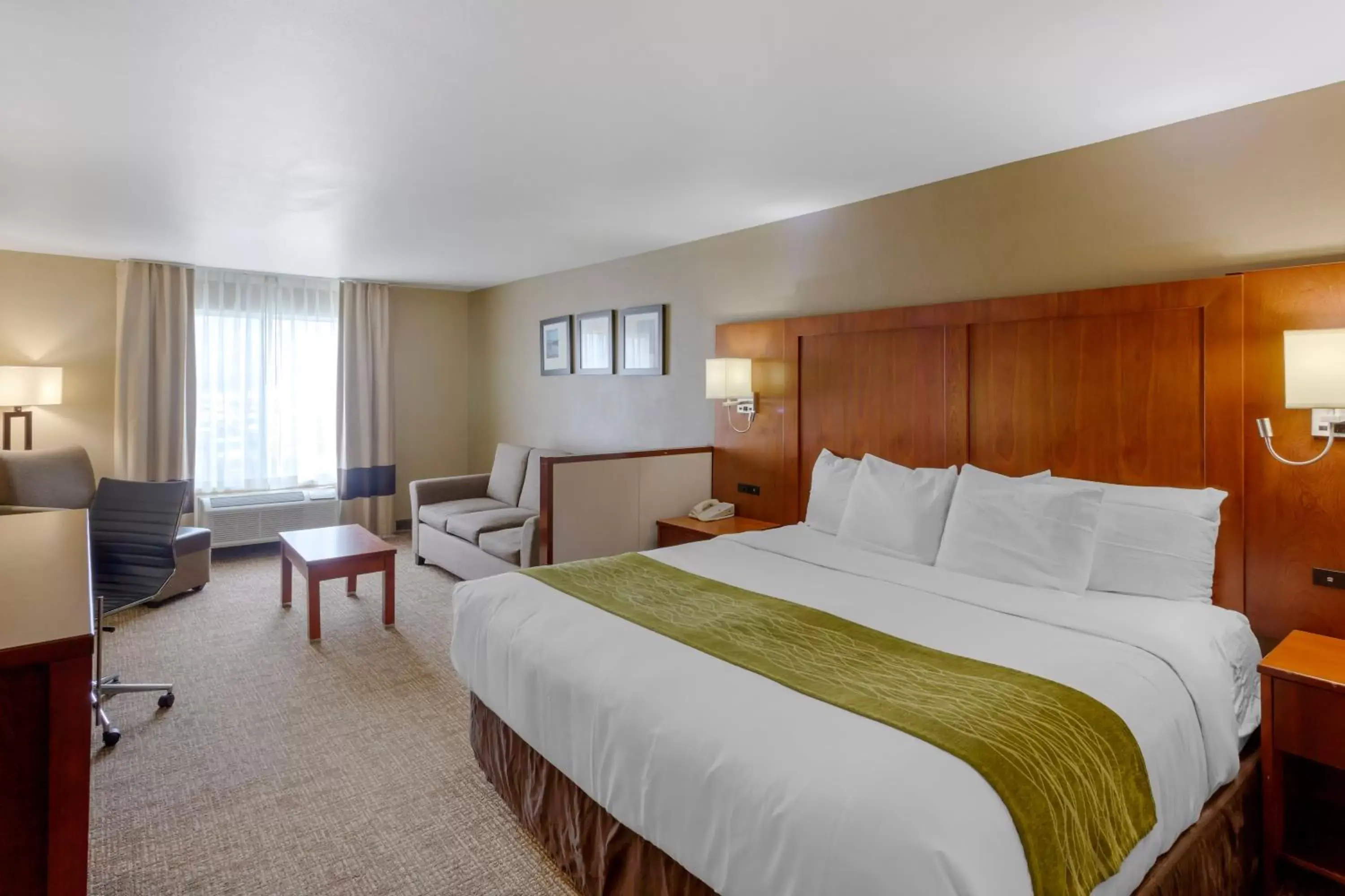 Photo of the whole room, Bed in Comfort Inn & Suites Salt Lake City/Woods Cross