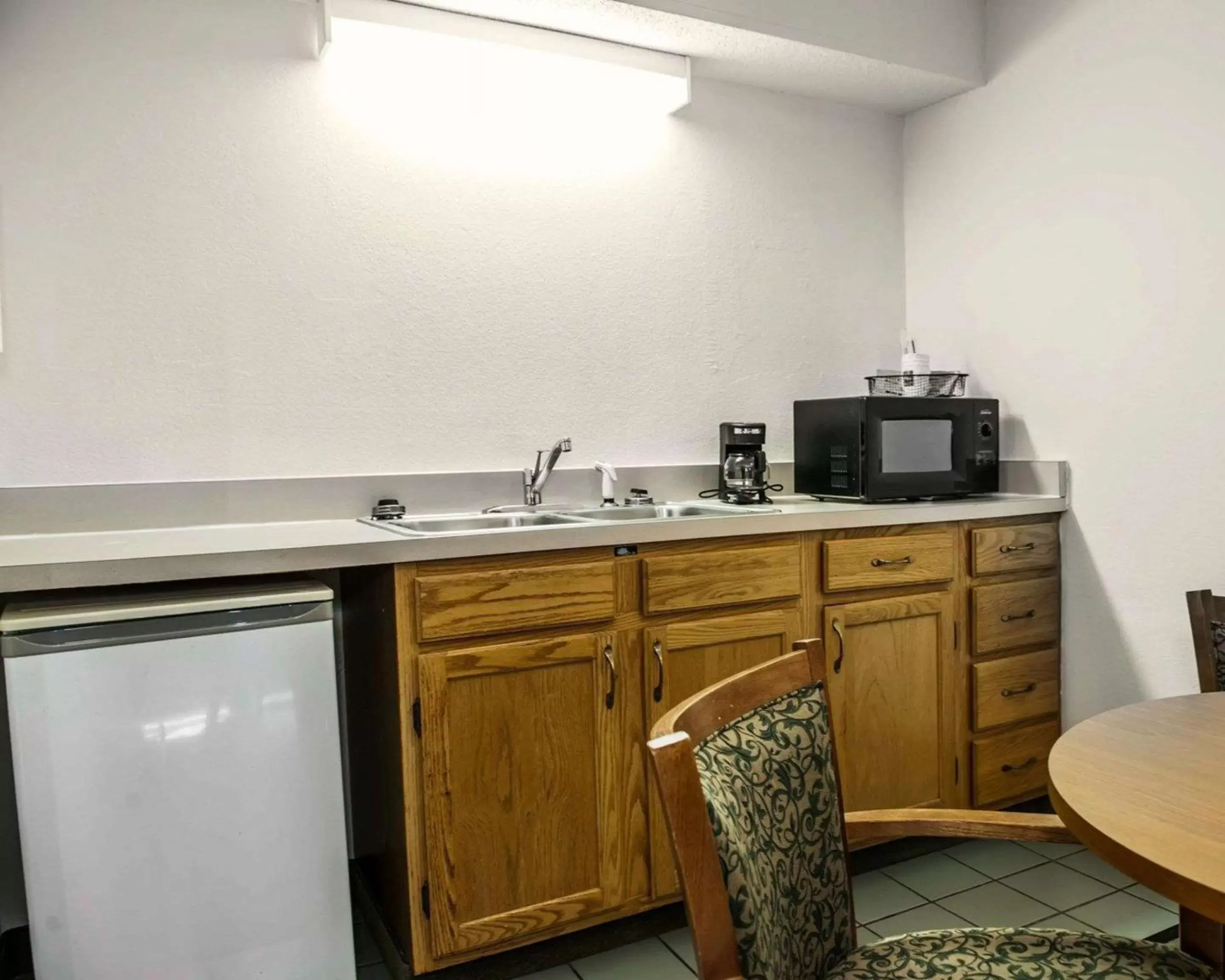 Photo of the whole room, Kitchen/Kitchenette in Quality Inn Rochester