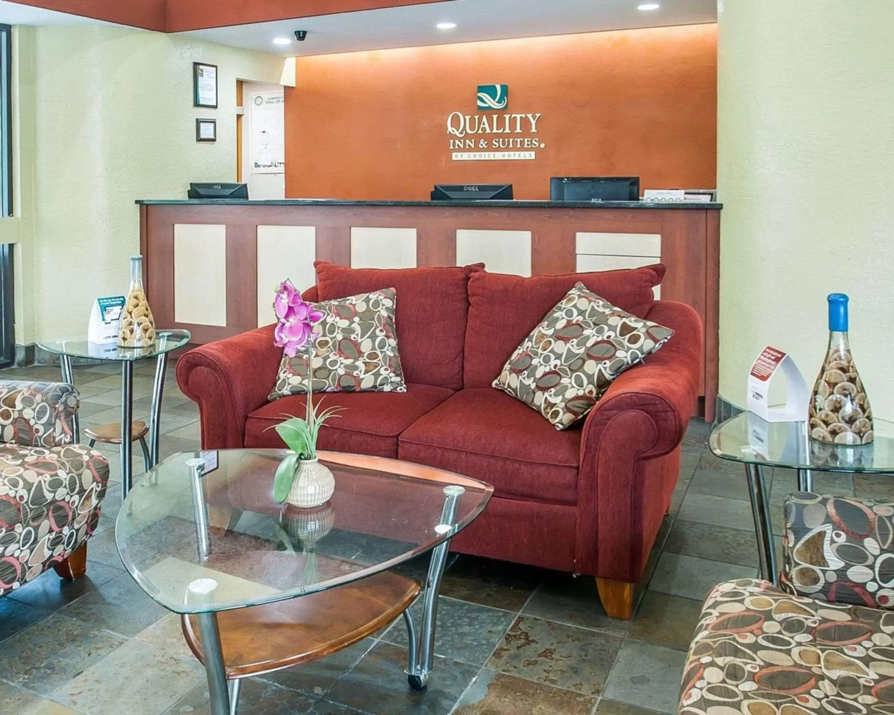 Lobby or reception, Seating Area in Quality Inn & Suites Kansas City I-435N Near Sports Complex