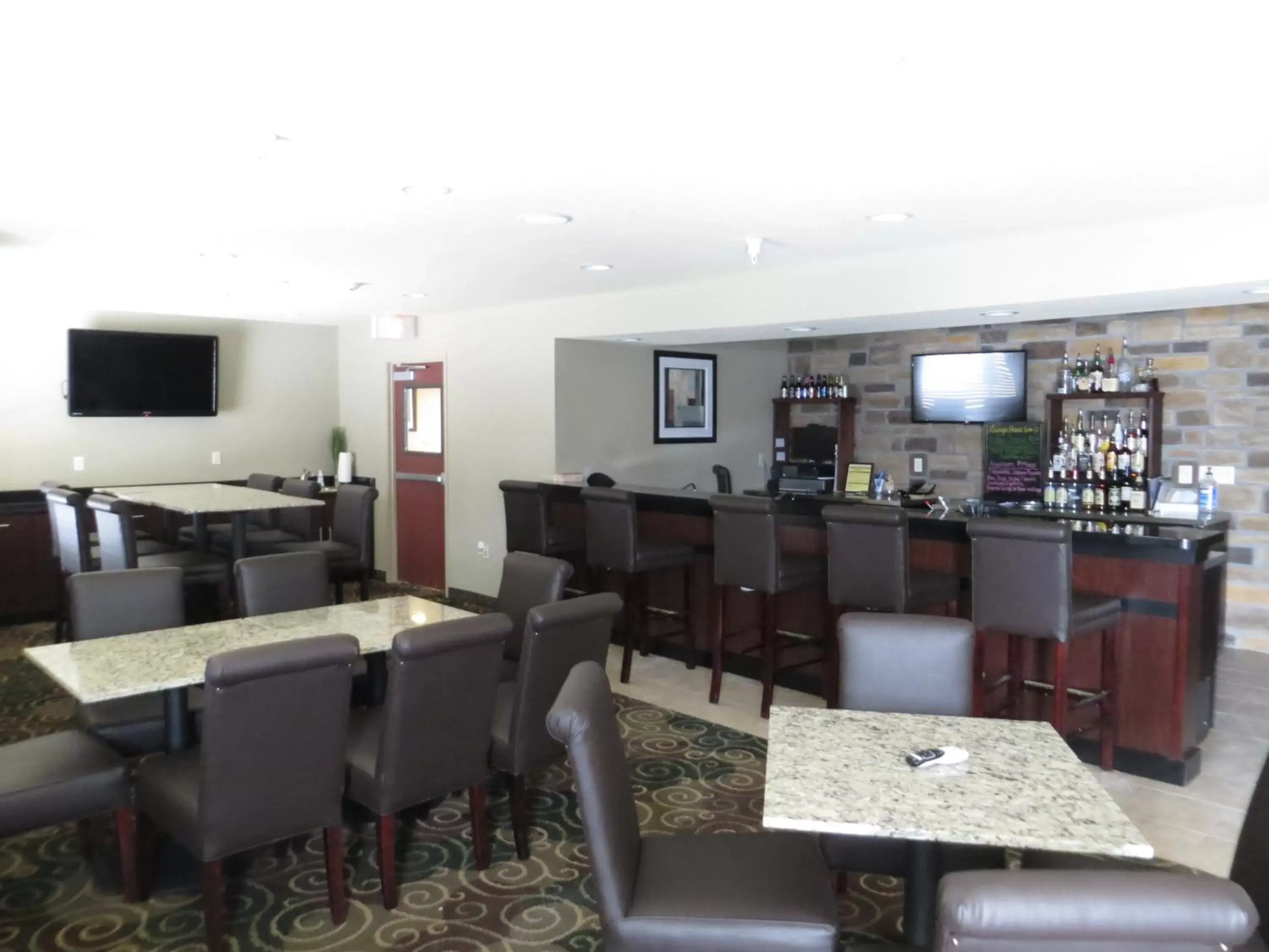 Communal lounge/ TV room, Restaurant/Places to Eat in Cobblestone Inn & Suites - Harper