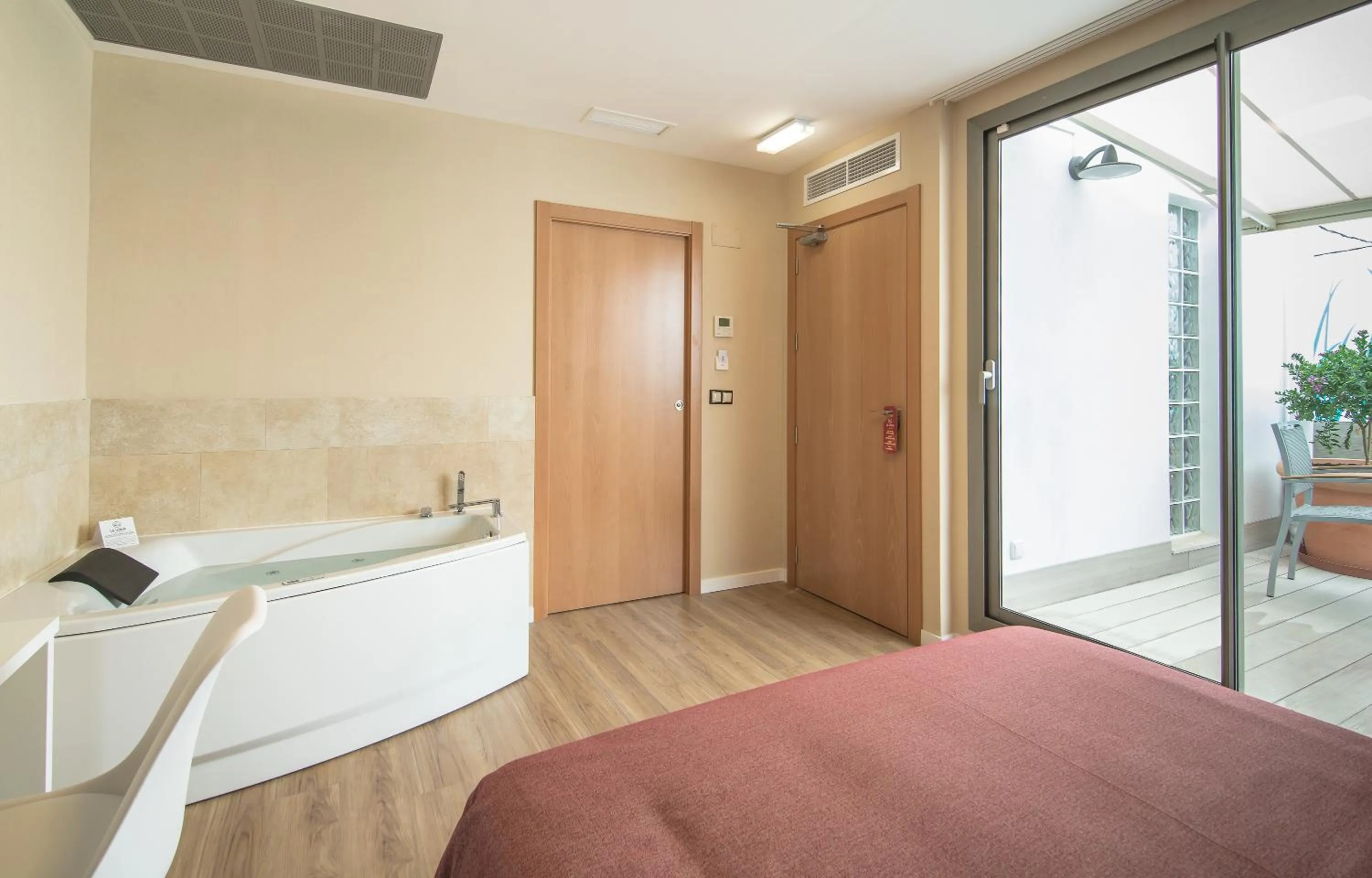 Photo of the whole room, Bed in La Lonja