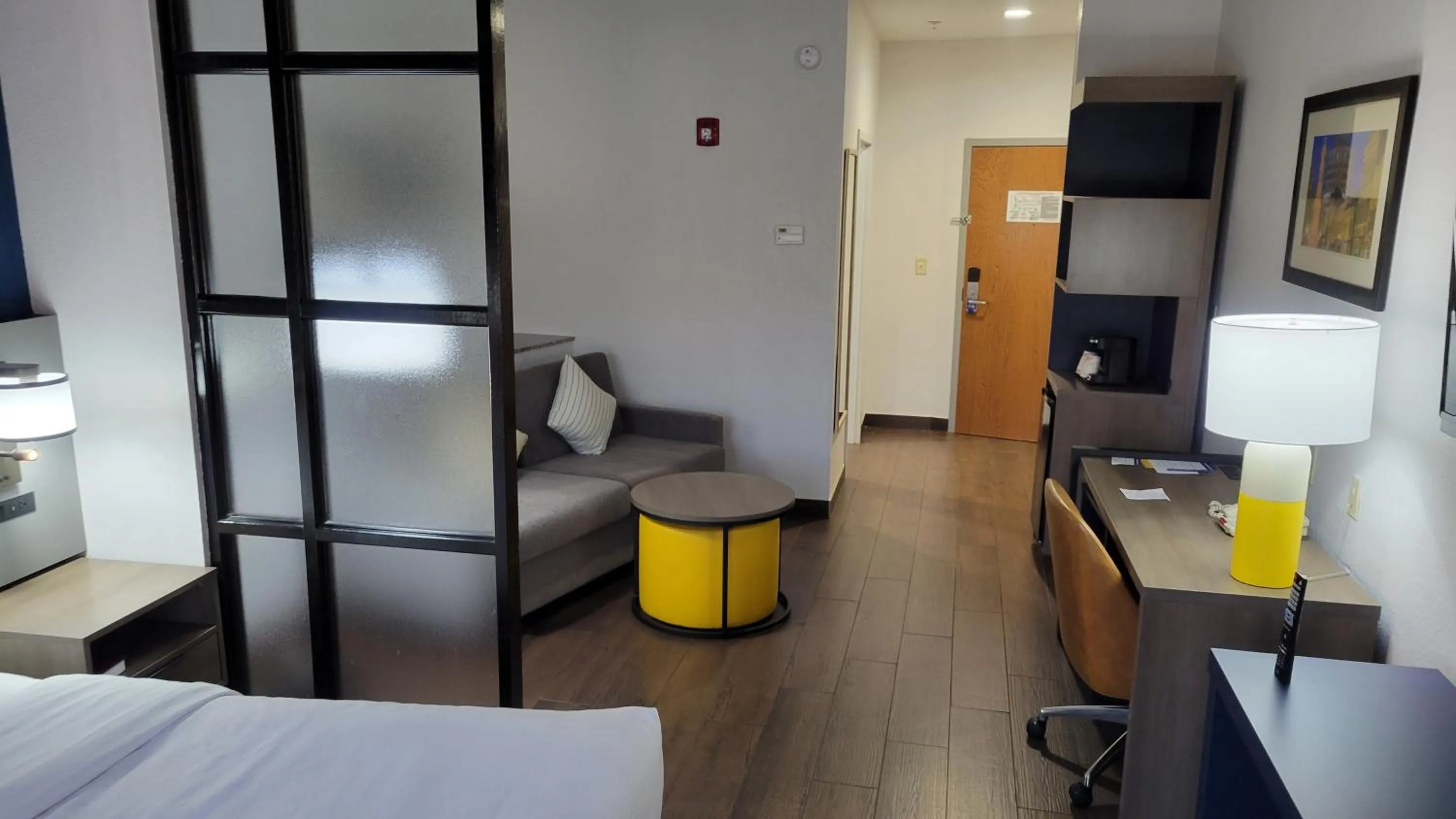 Photo of the whole room, Bed in Comfort Suites Macon Northwest