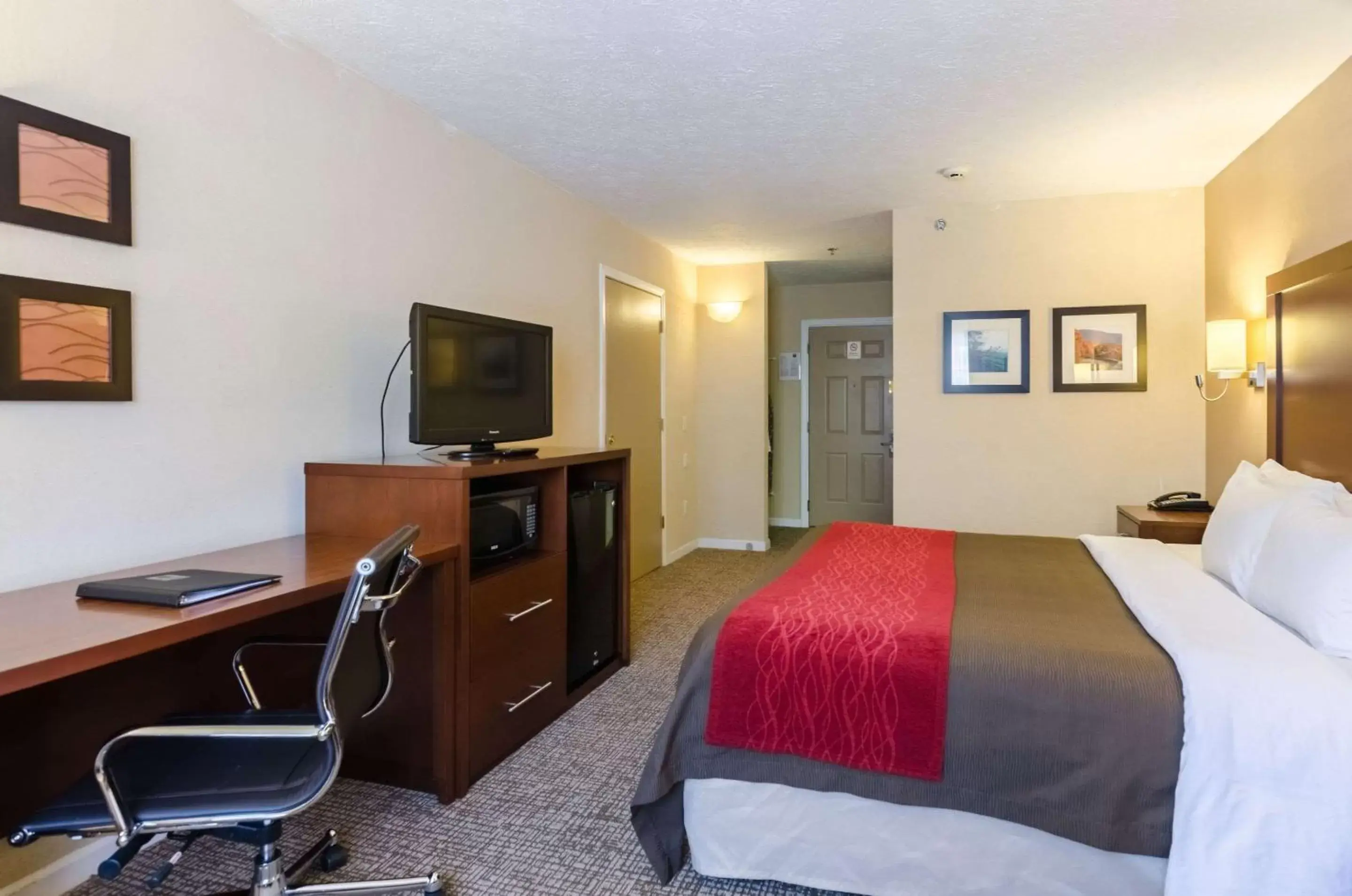 Photo of the whole room, TV/Entertainment Center in Comfort Inn Wytheville - Fort Chiswell