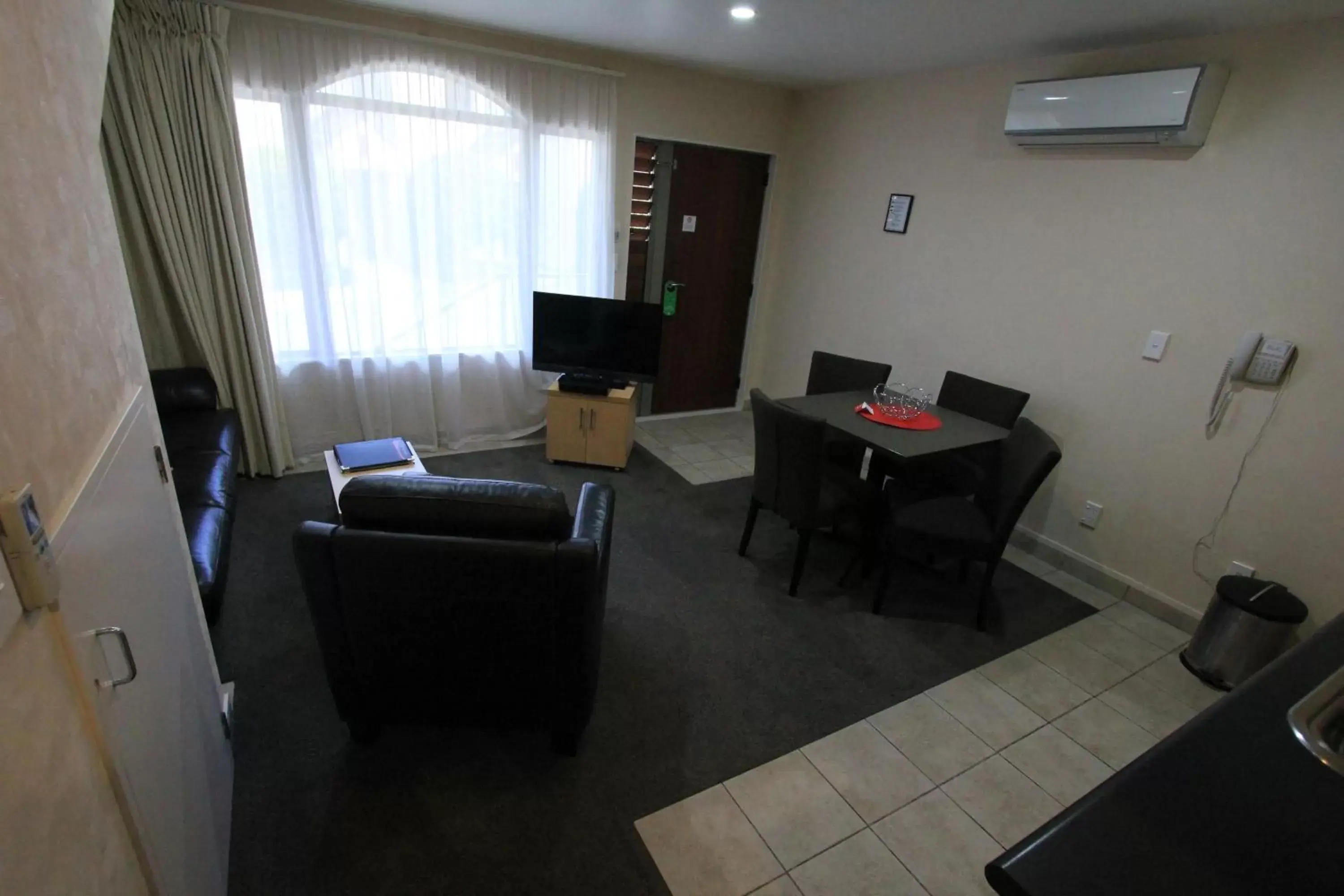 Kitchen or kitchenette, Seating Area in Voyager Apartments Taupo