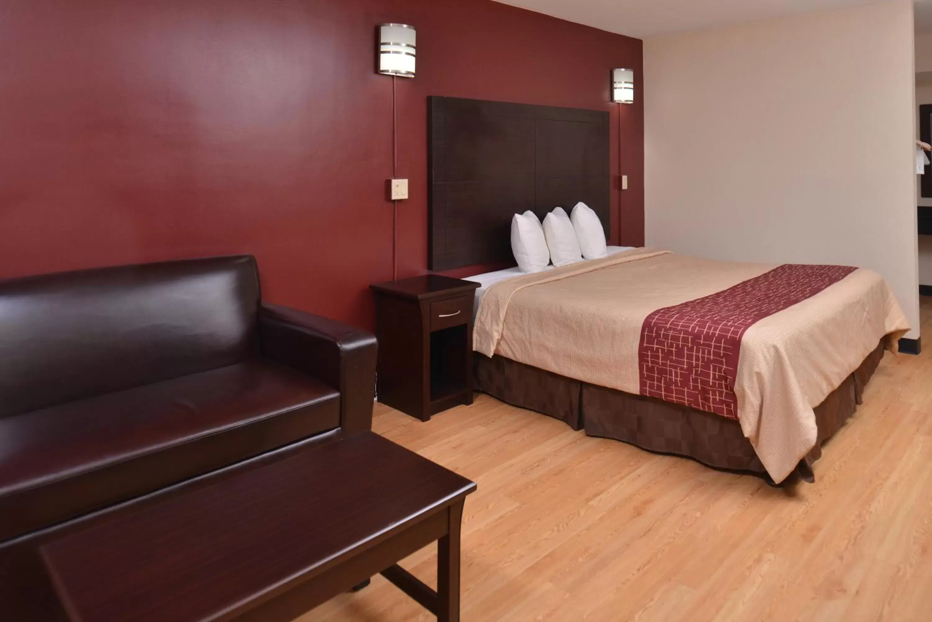 Photo of the whole room, Bed in Red Roof Inn Van Horn